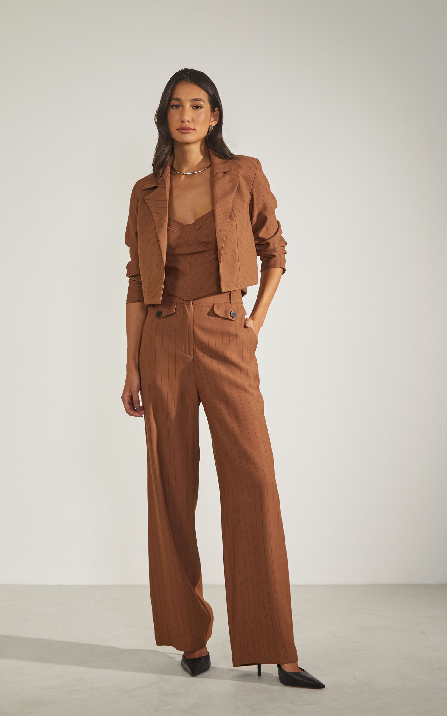 Blazer Cropped Risca de Giz Marrom