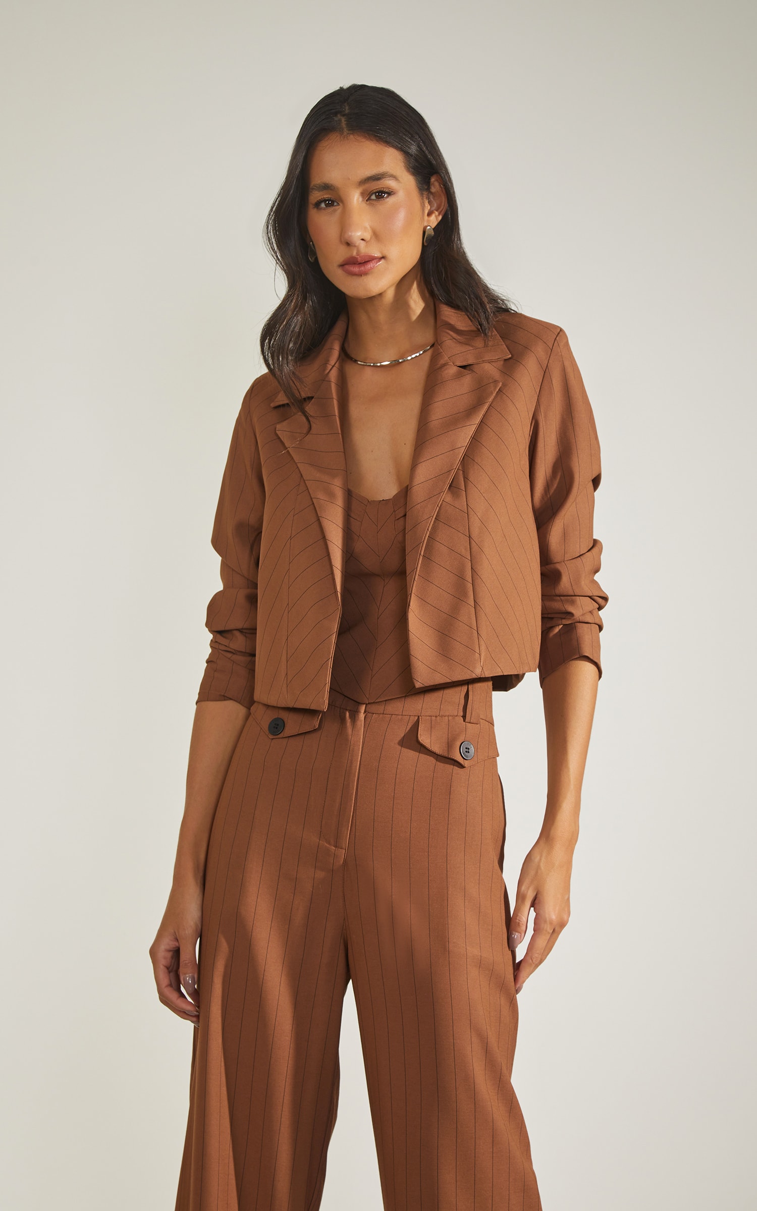 Blazer Cropped Risca de Giz Marrom