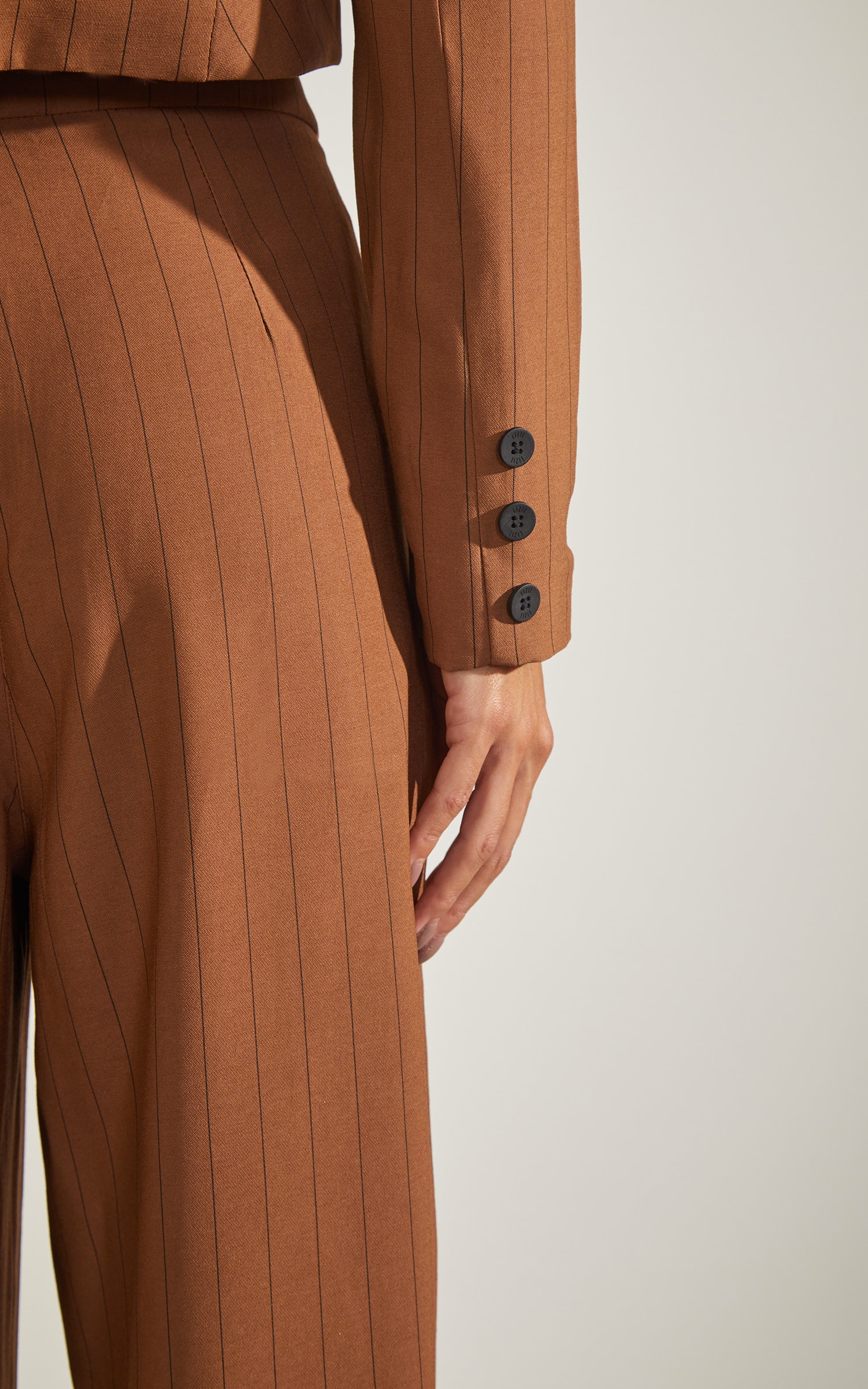 Blazer Cropped Risca de Giz Marrom