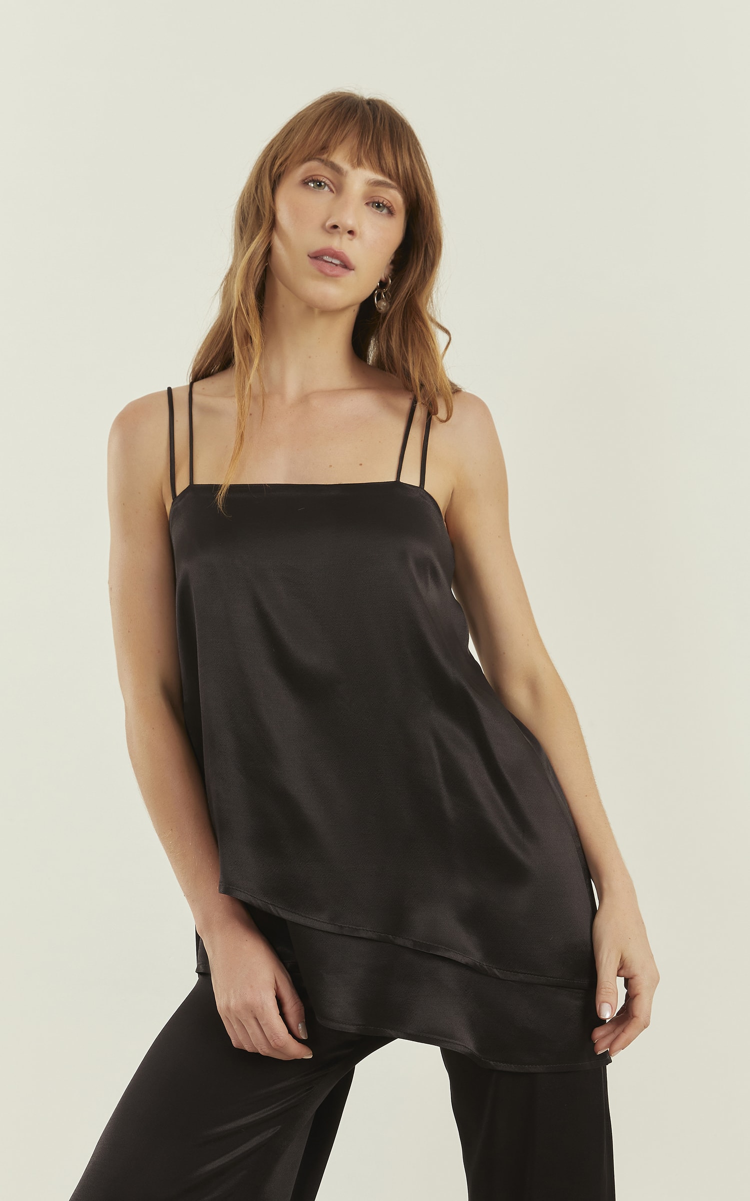 Blusa Acetinada Alongada Ravena Preto