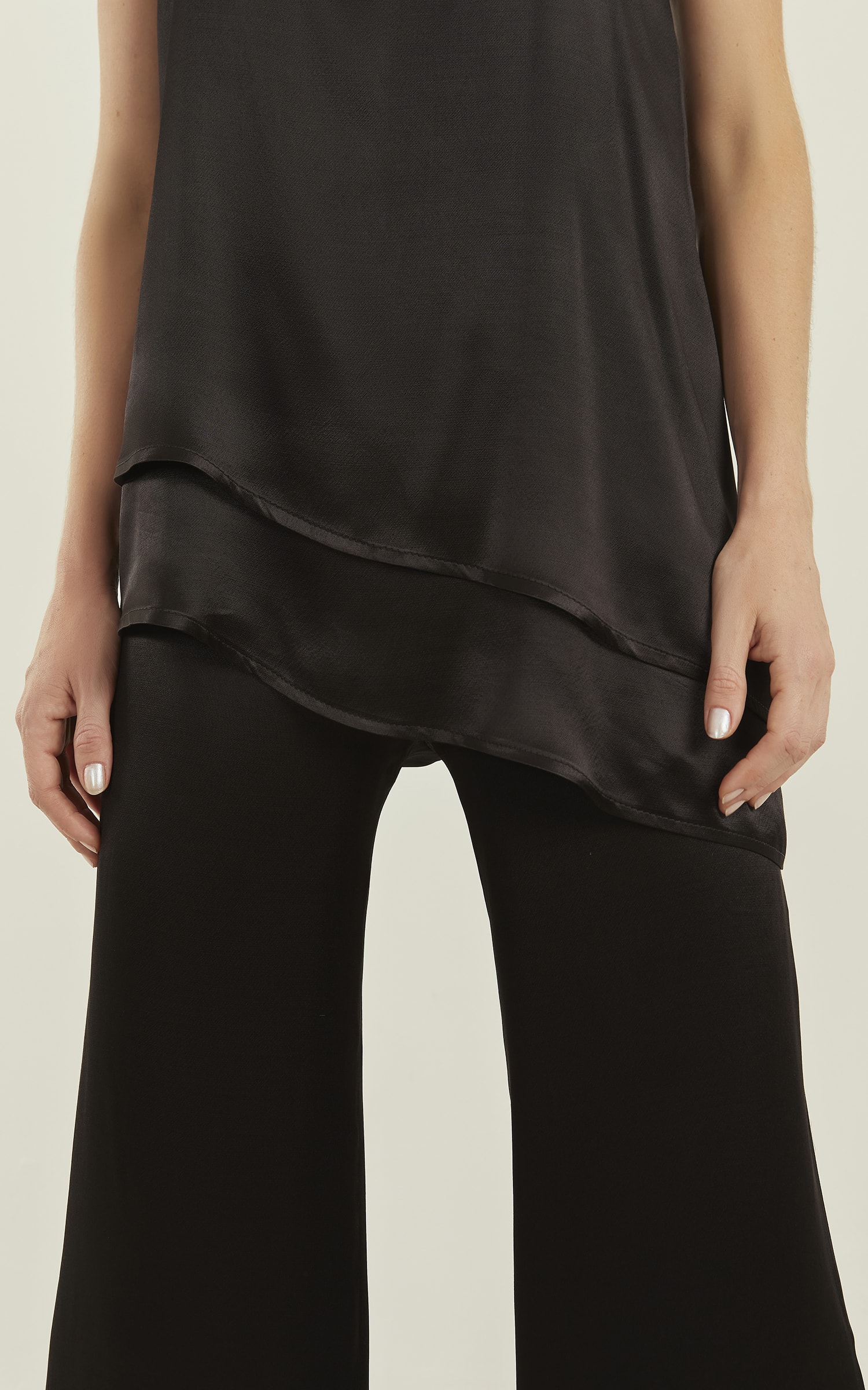 Blusa Acetinada Alongada Ravena Preto