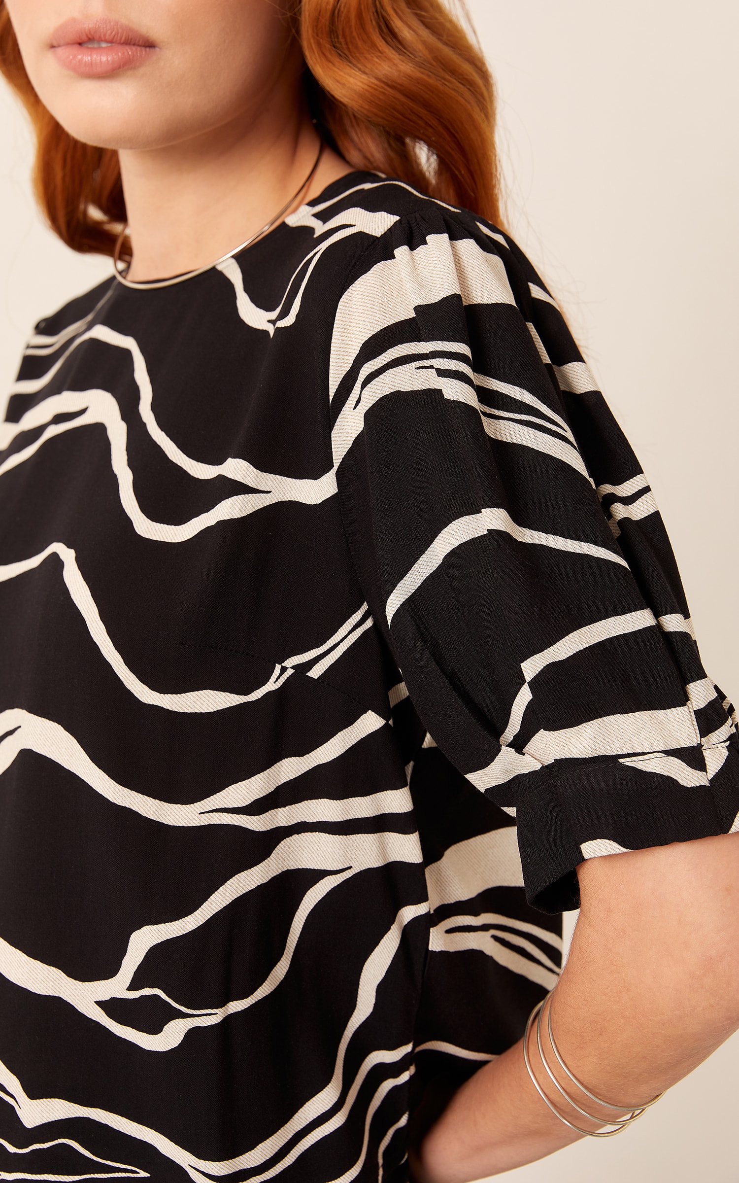 Blusa Ampla Manga Curta Estampa Lina Preto