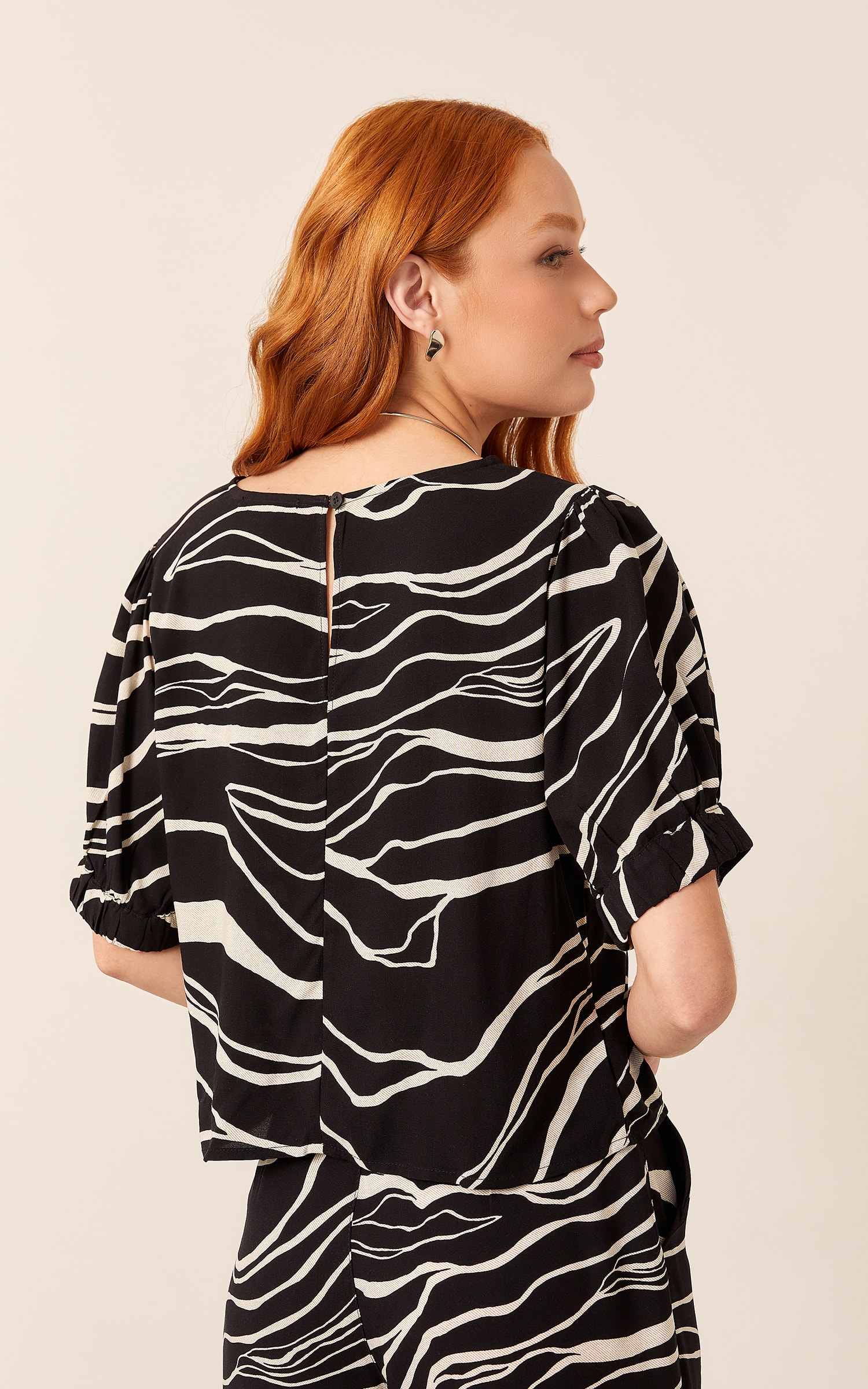 Blusa Ampla Manga Curta Estampa Lina Preto