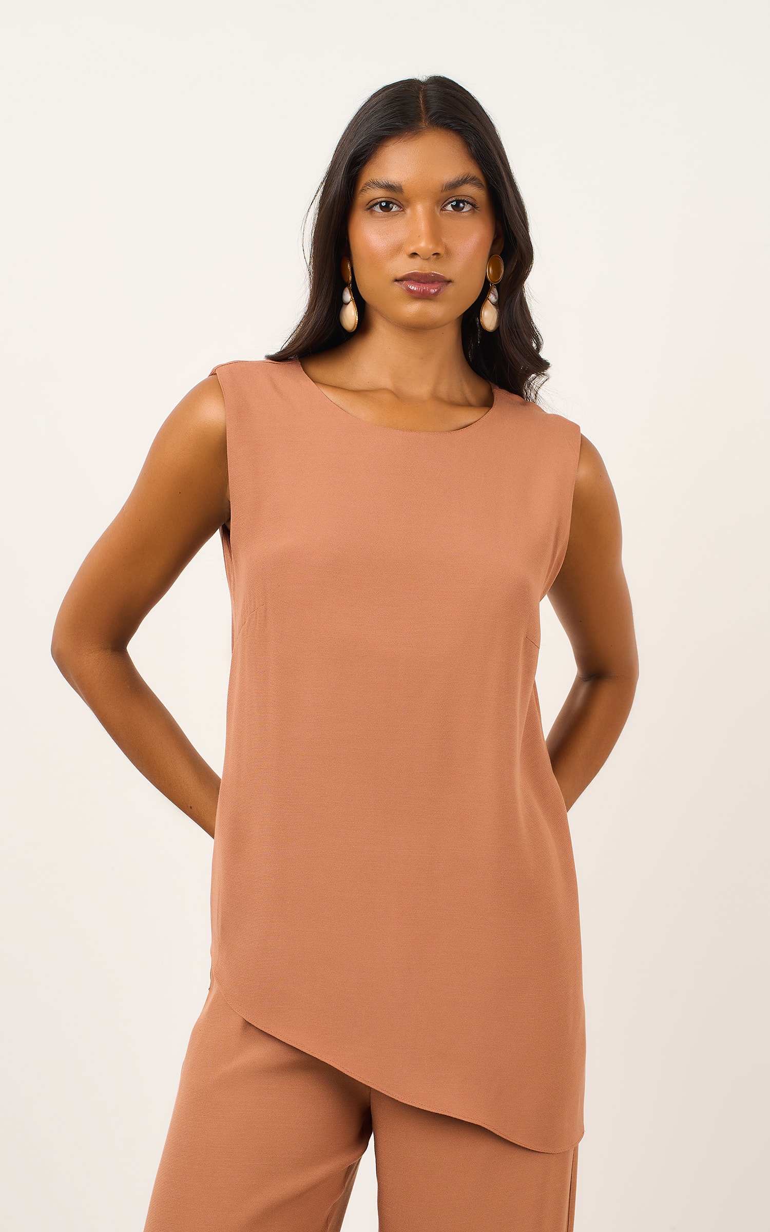 Blusa Assimetrica Modern Amendoa