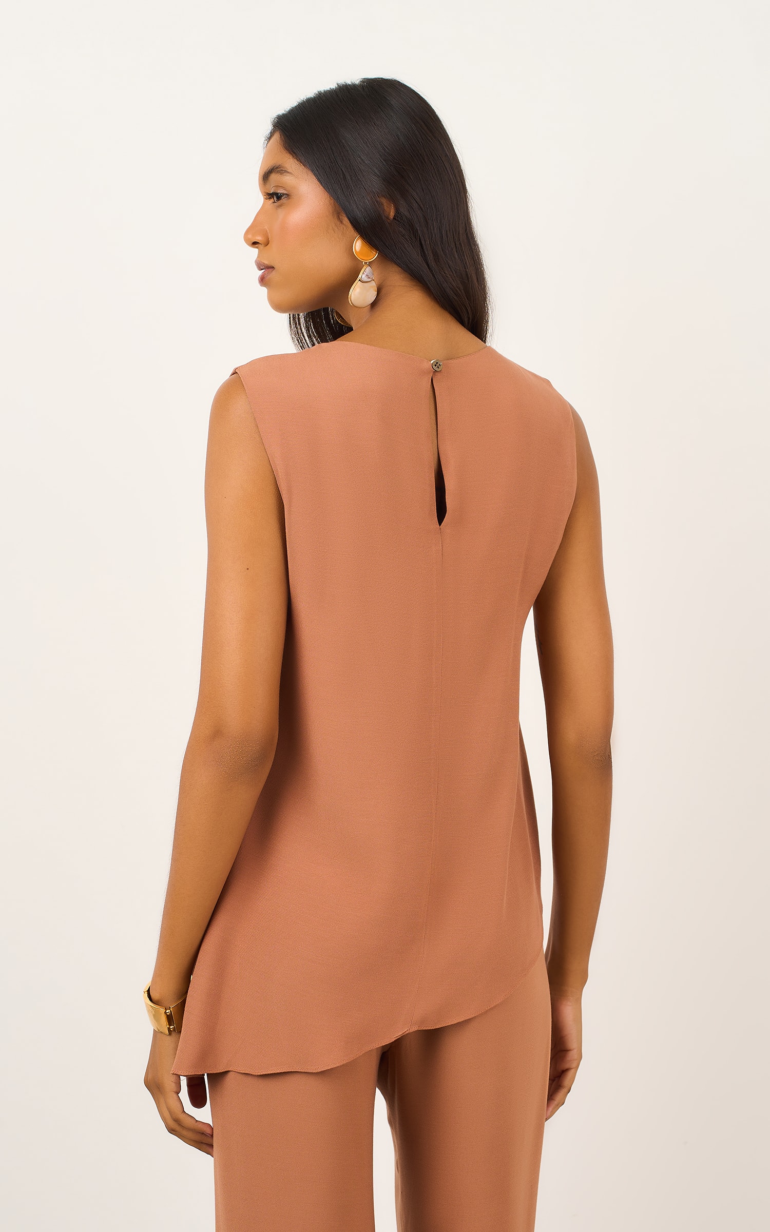 Blusa Assimetrica Modern Amendoa