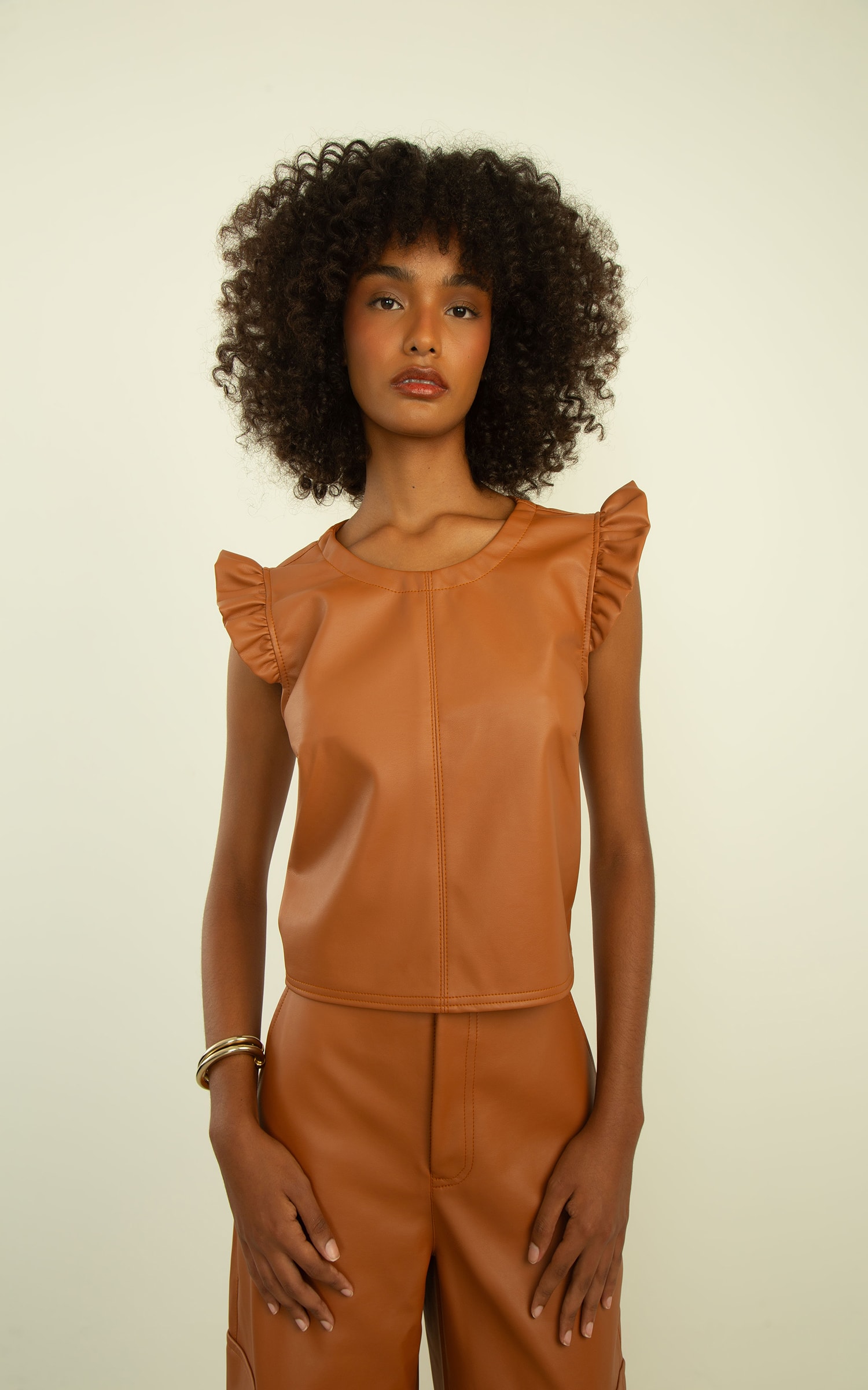 Blusa Babado Like Leather Caramelo