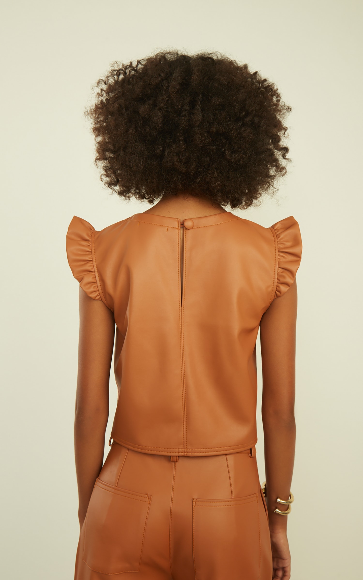 Blusa Babado Like Leather Caramelo