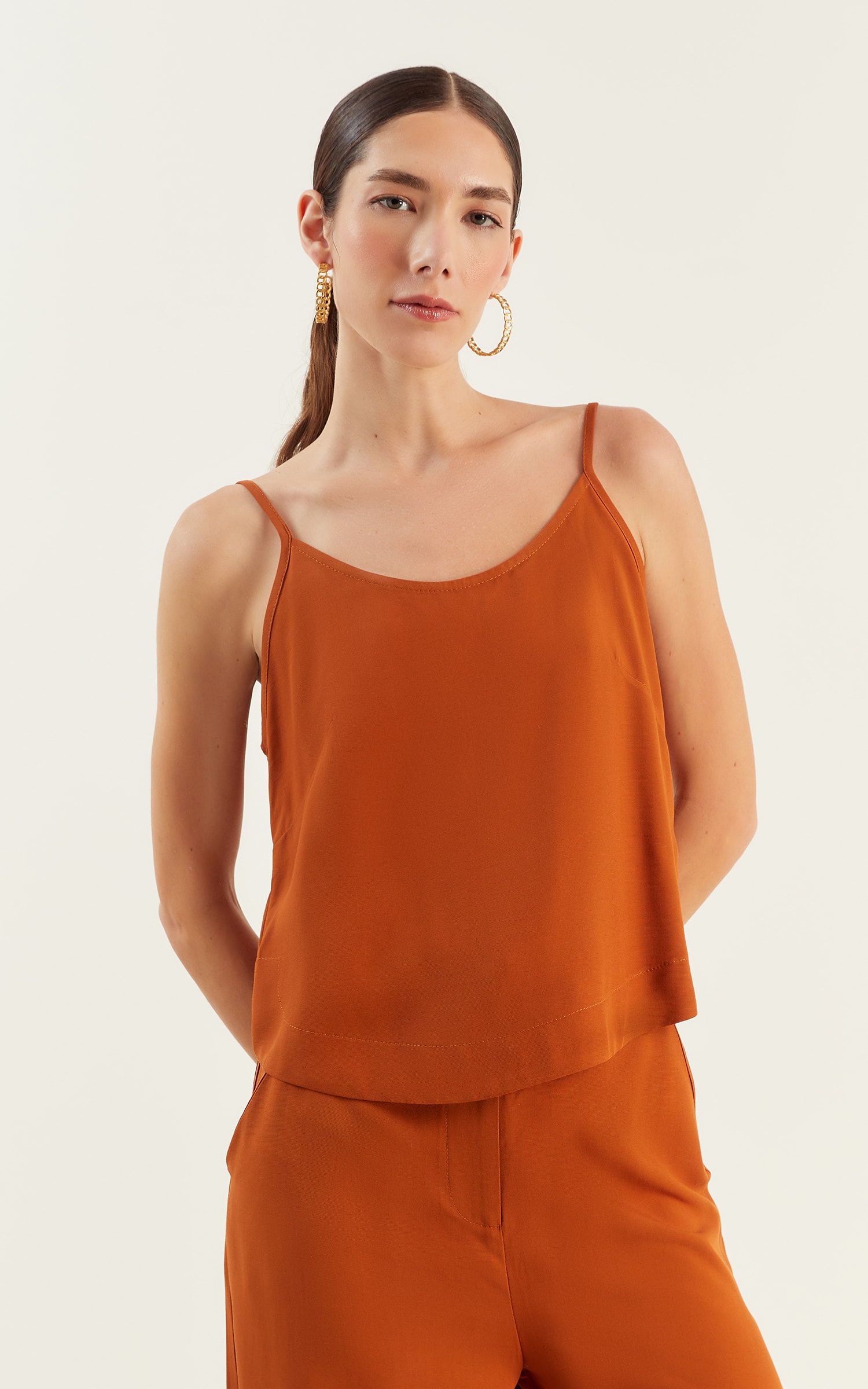 Blusa Basic Barra Arredondada Caramelo