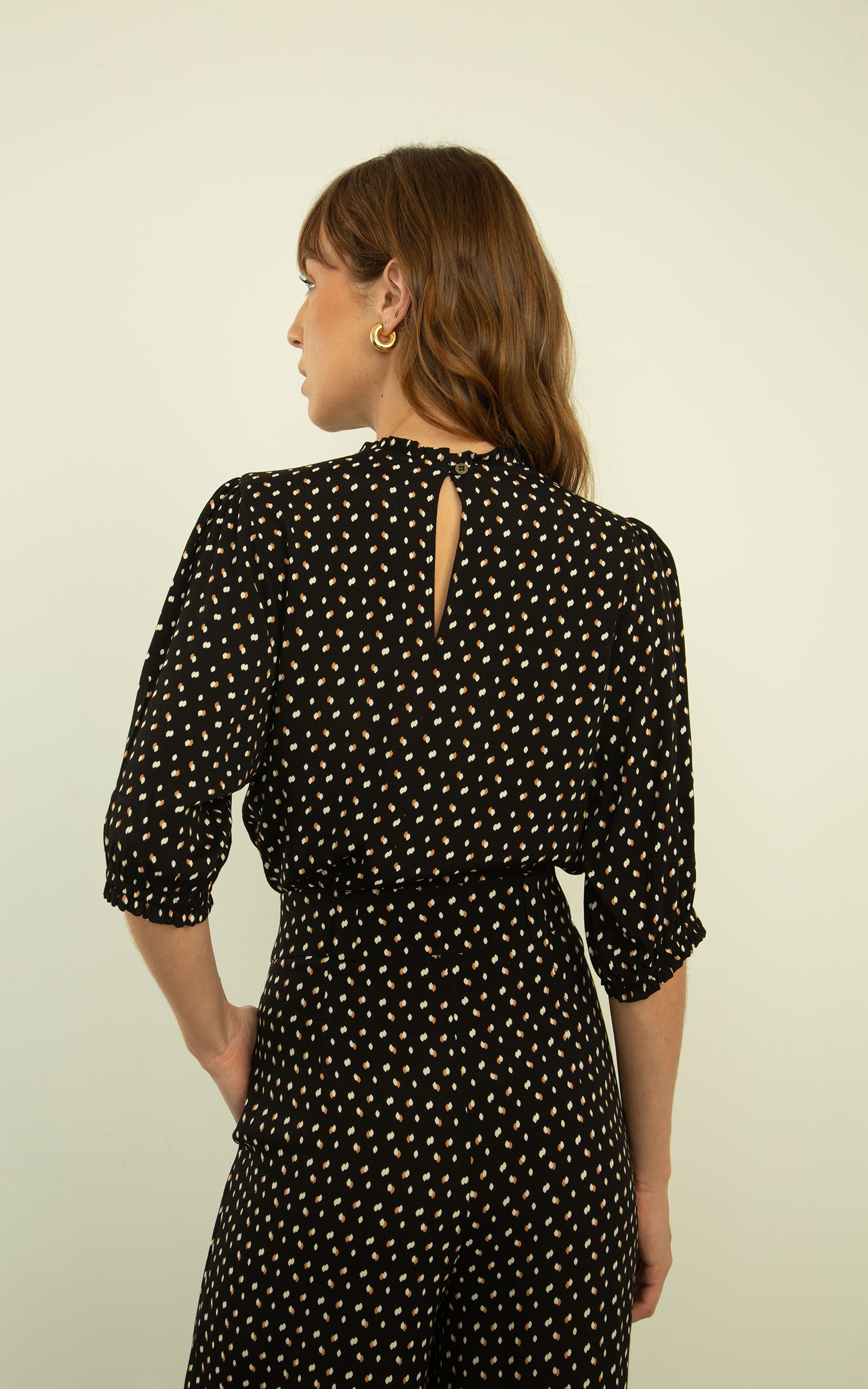 Blusa Celeste Detalhe Gola Preto
