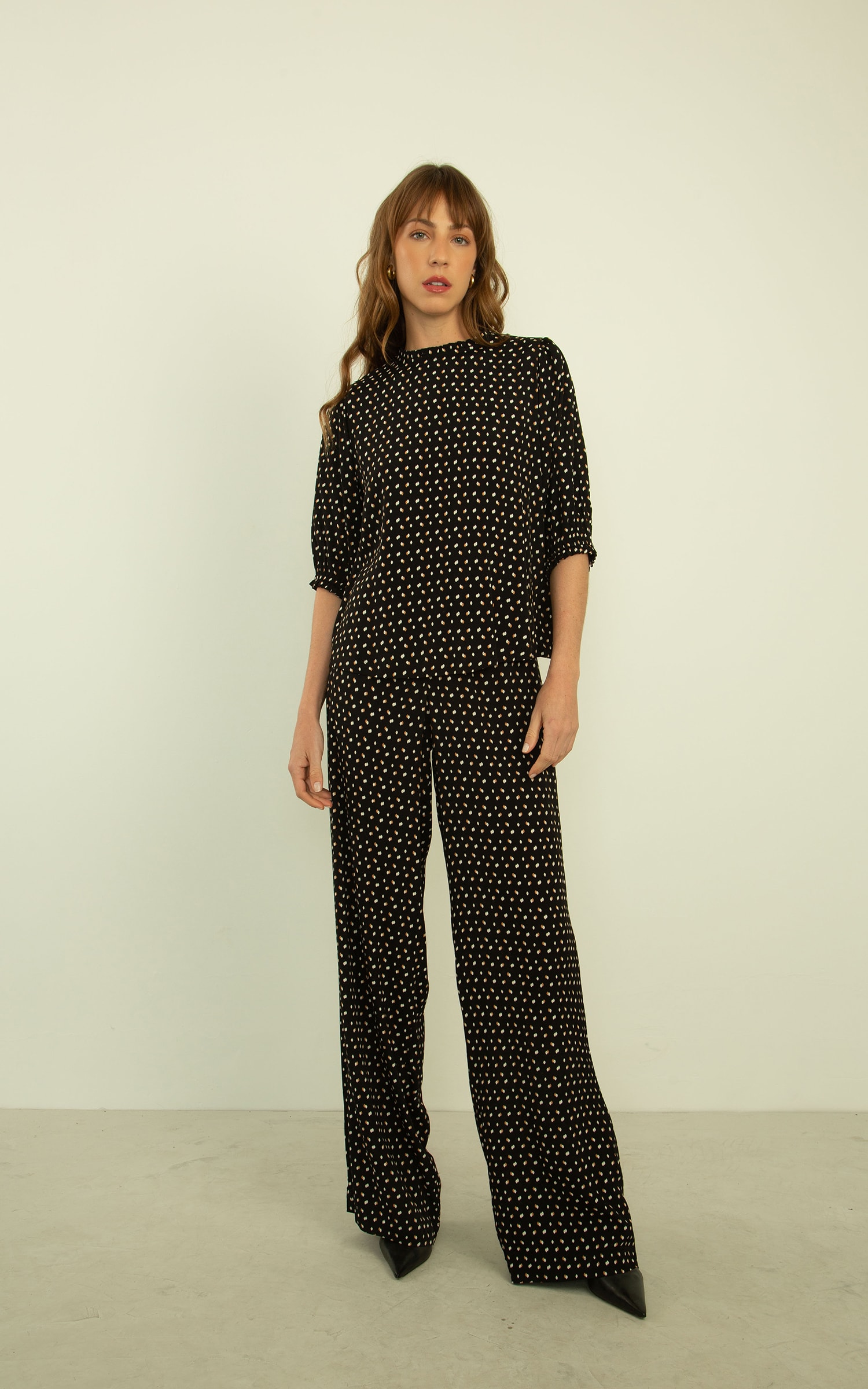Blusa Celeste Detalhe Gola Preto