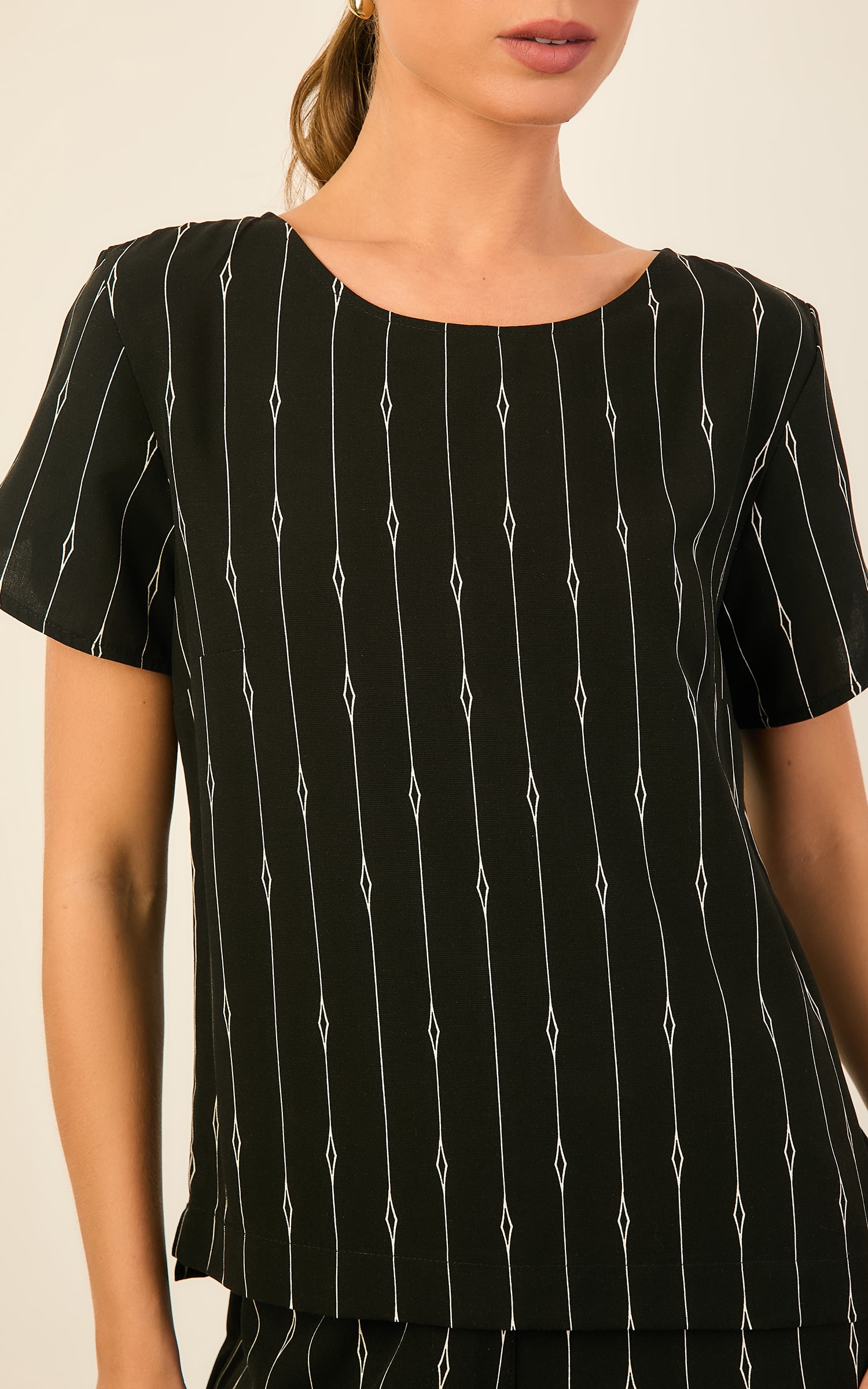 Blusa Detalhe Manga Tela Preto