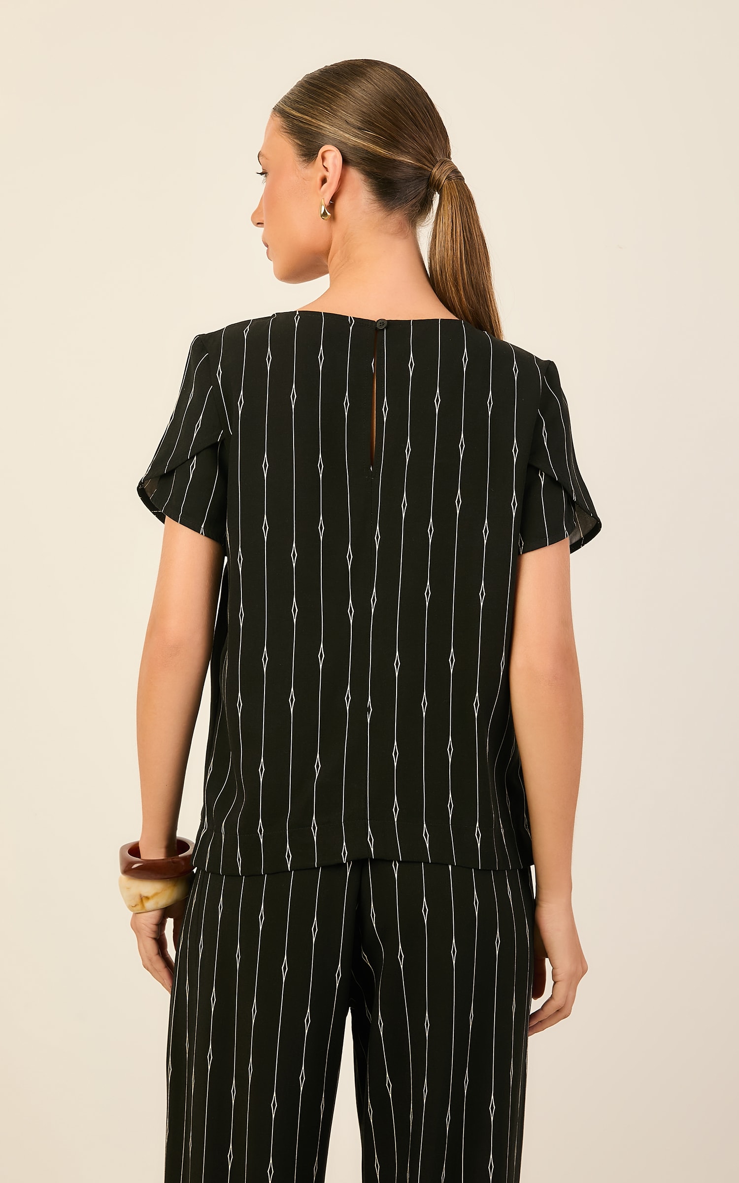 Blusa Detalhe Manga Tela Preto