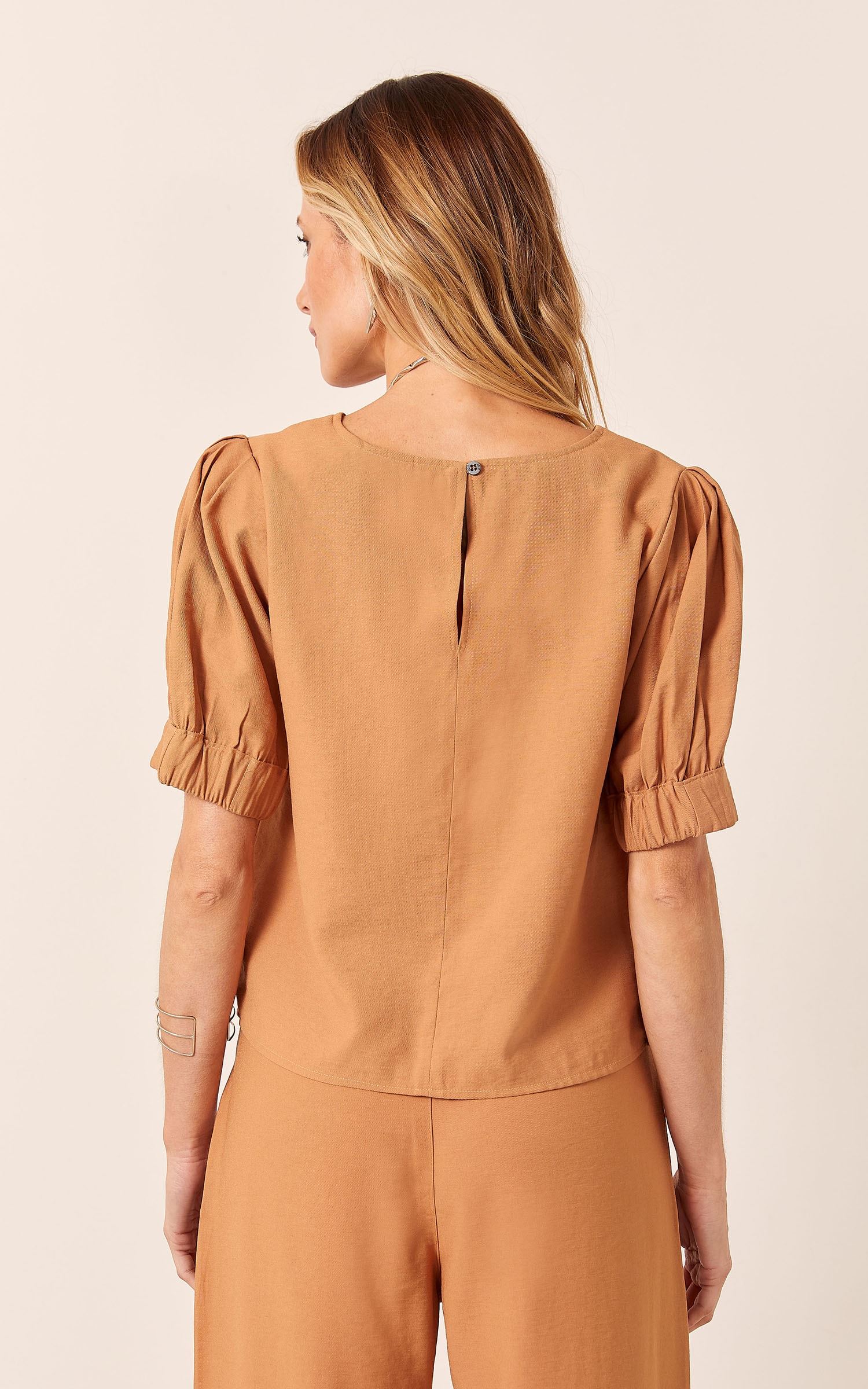 Blusa Pérola Manga Curta Com Prega Caqui