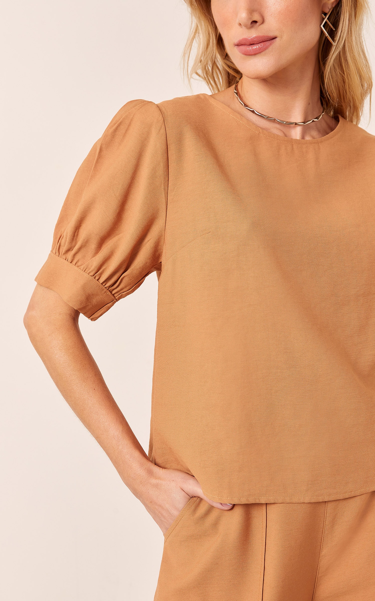 Blusa Pérola Manga Curta Com Prega Caqui