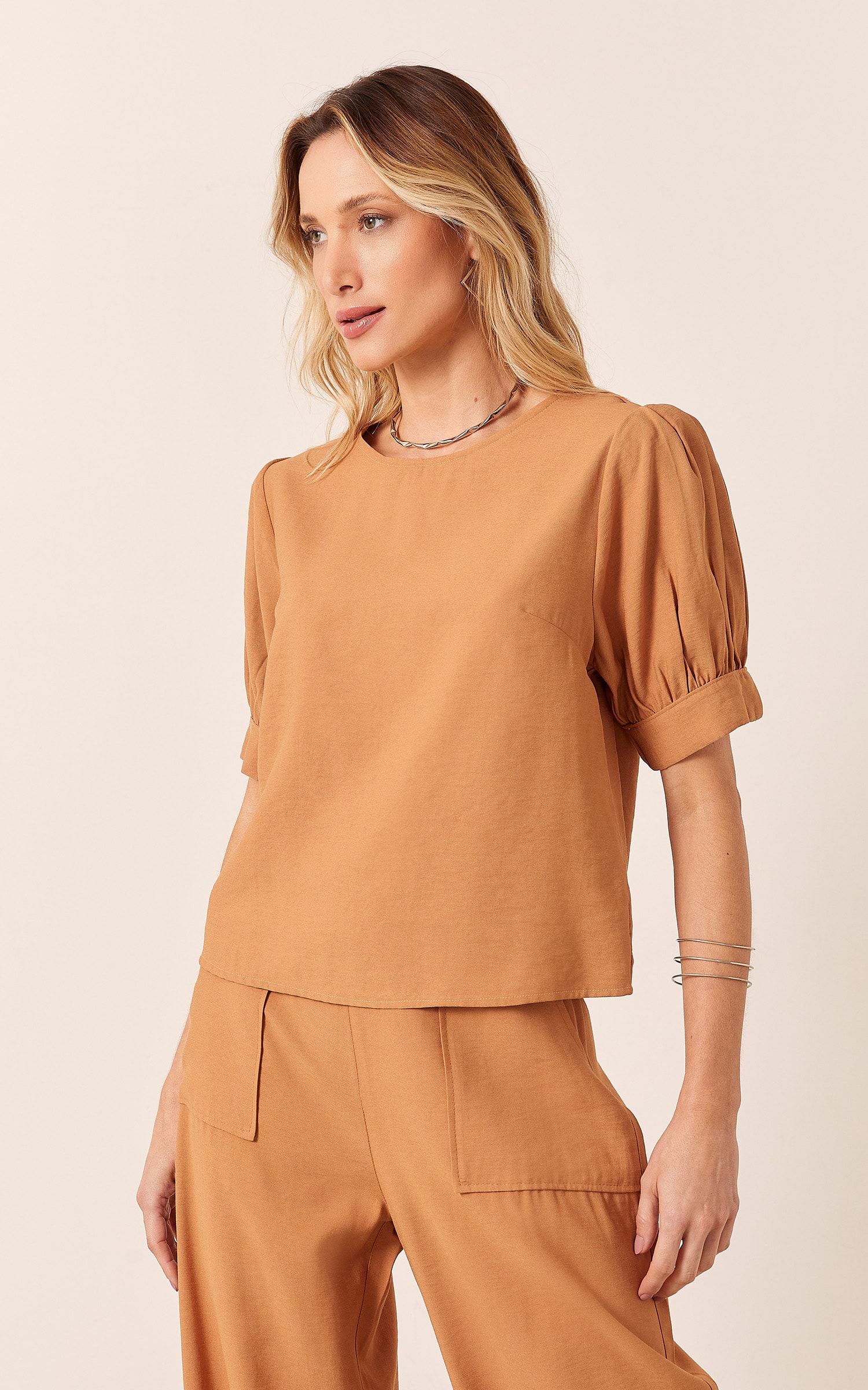 Blusa Pérola Manga Curta Com Prega Caqui