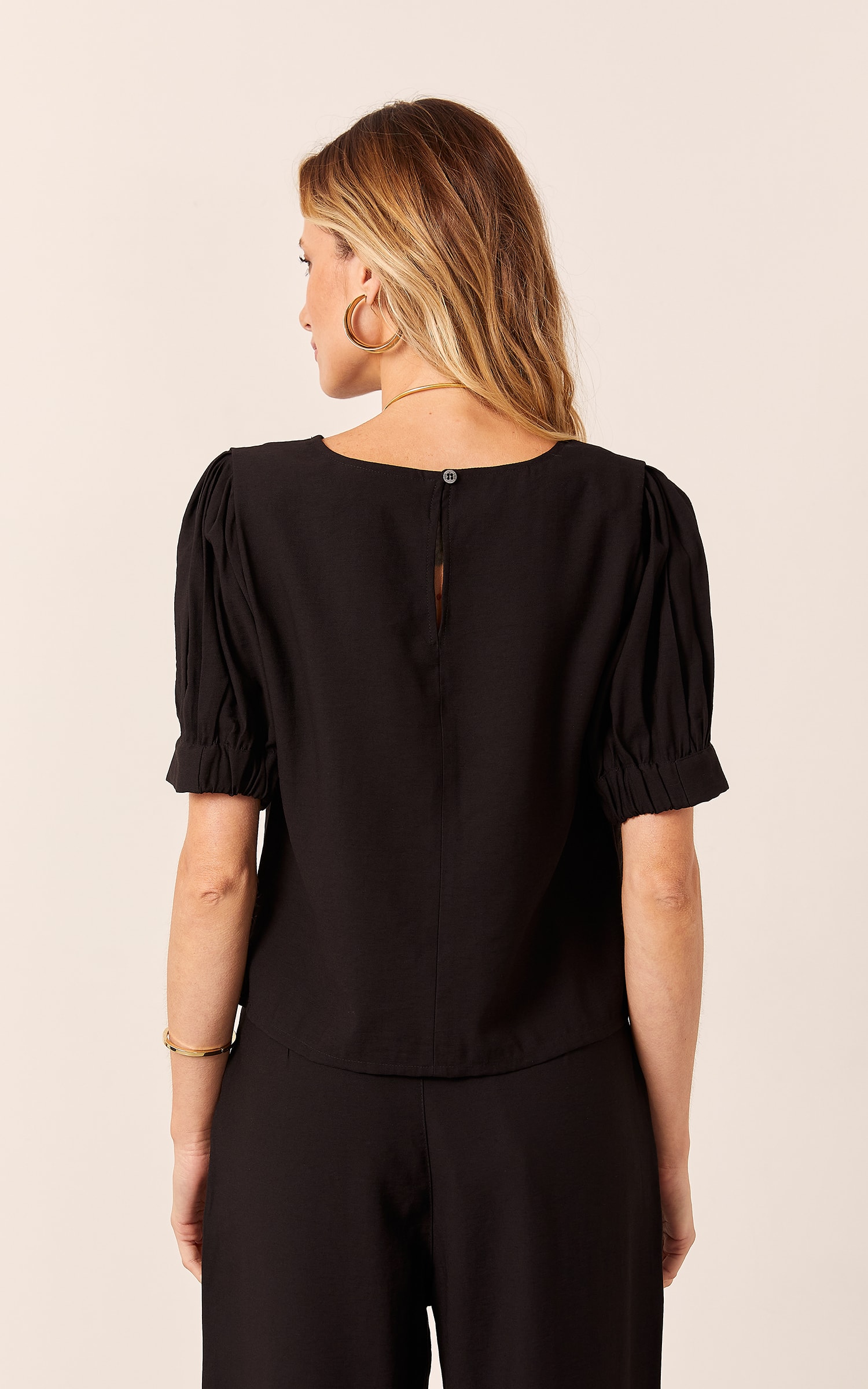 Blusa Pérola Manga Curta Com Prega Preto