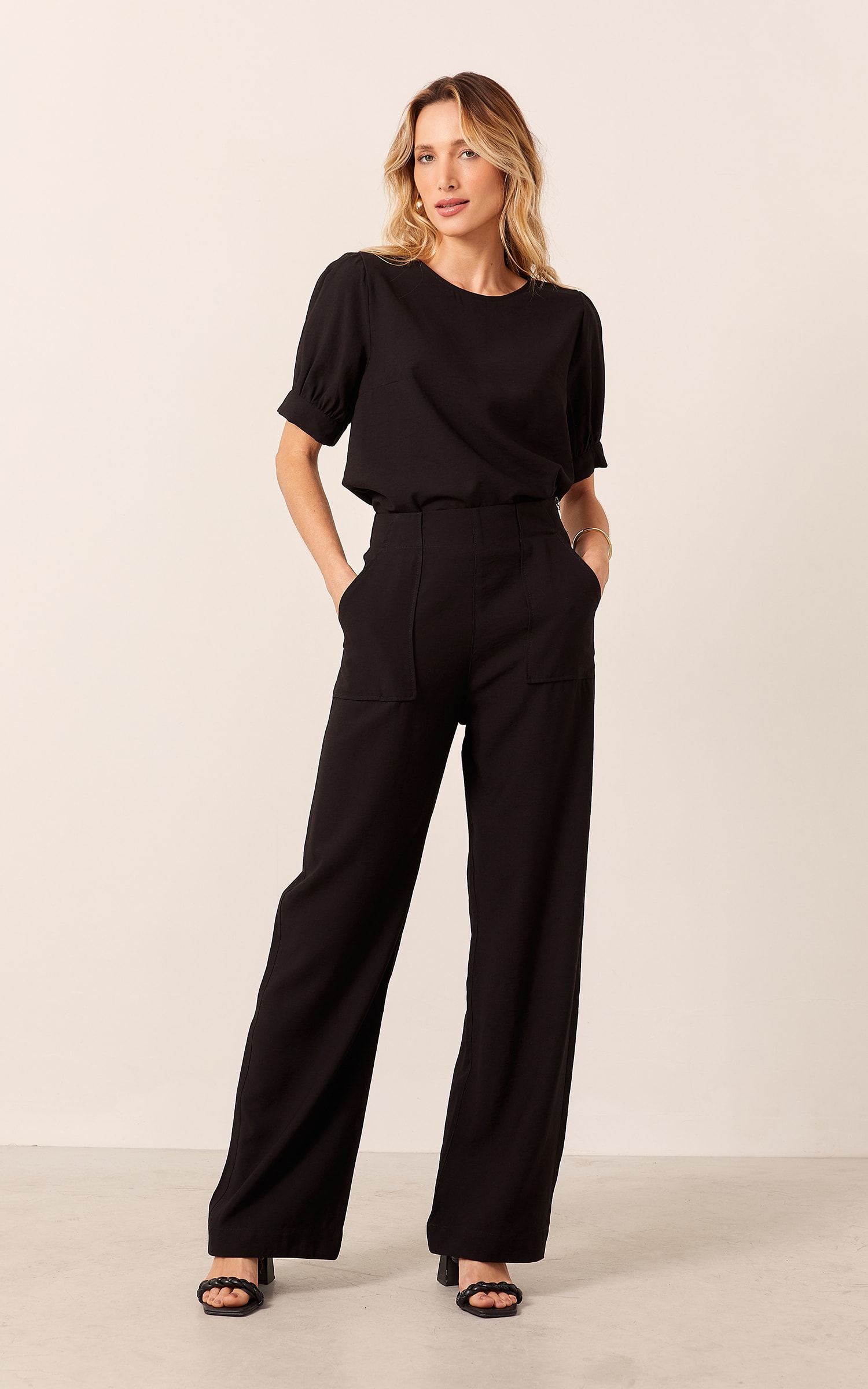 Blusa Pérola Manga Curta Com Prega Preto