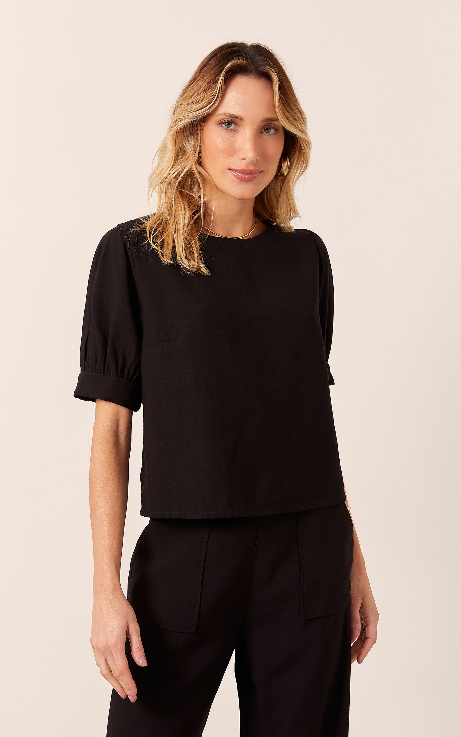 Blusa Pérola Manga Curta Com Prega Preto