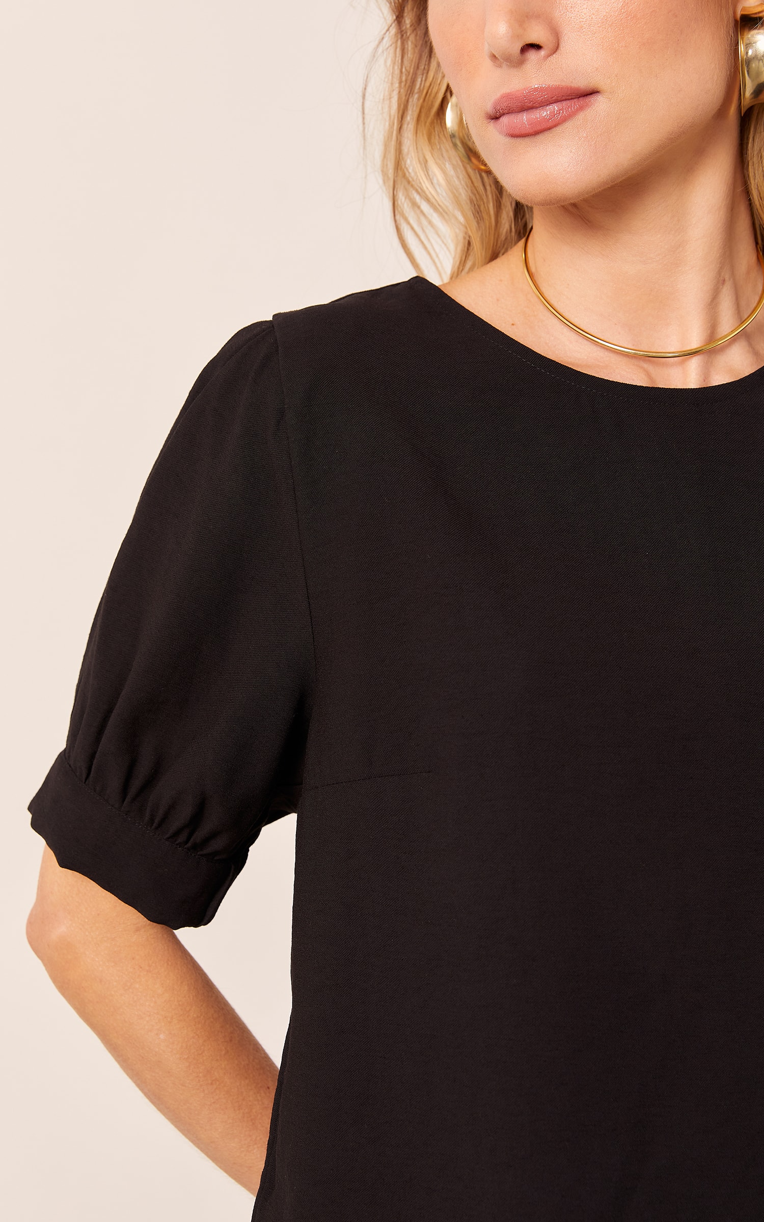 Blusa Pérola Manga Curta Com Prega Preto