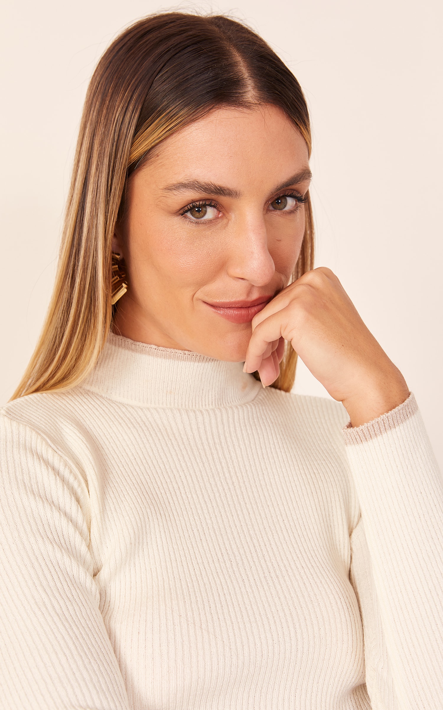 Blusa Tricot Canelada Manga Longa Off e Nude