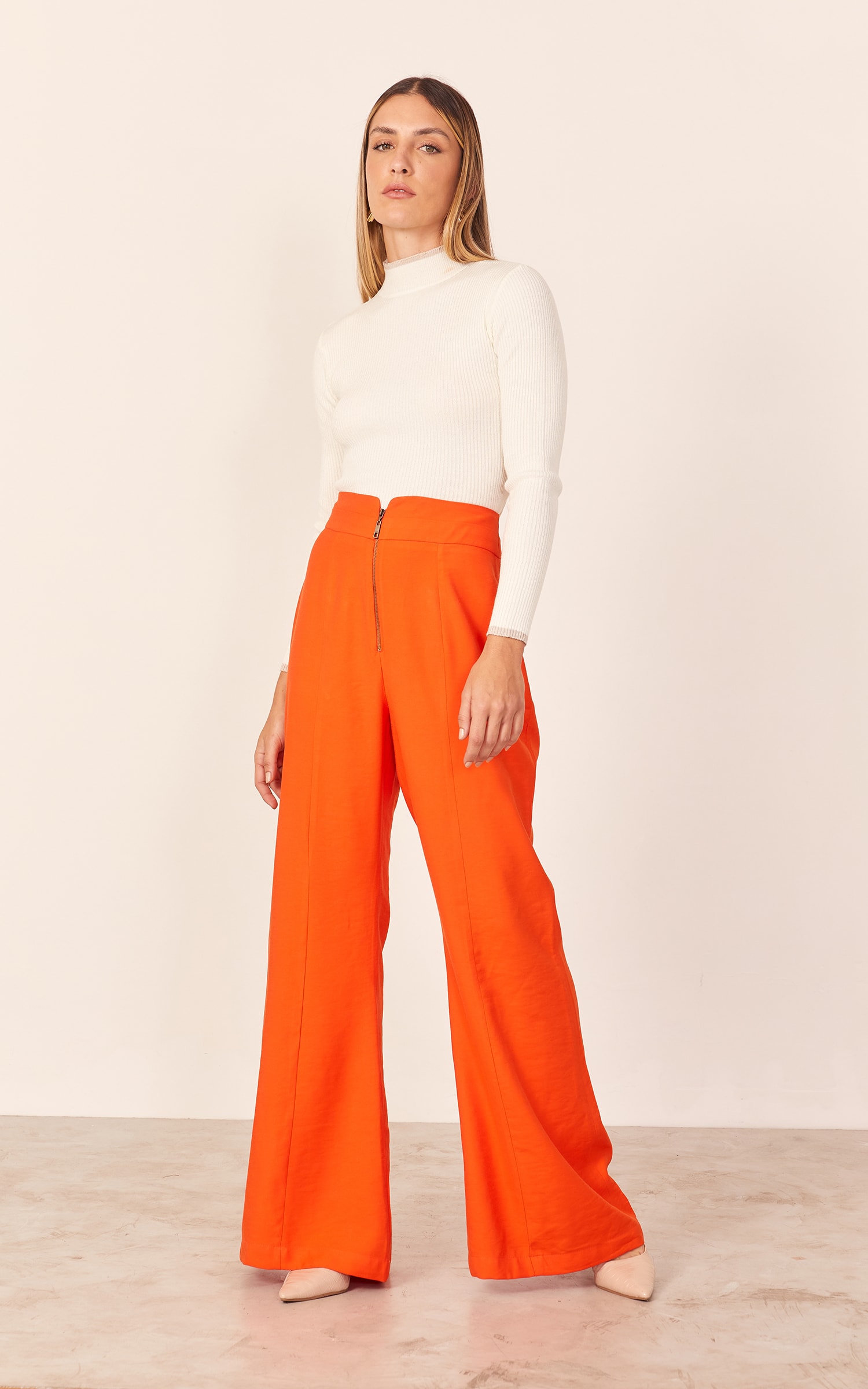 Blusa Tricot Canelada Manga Longa Off e Nude