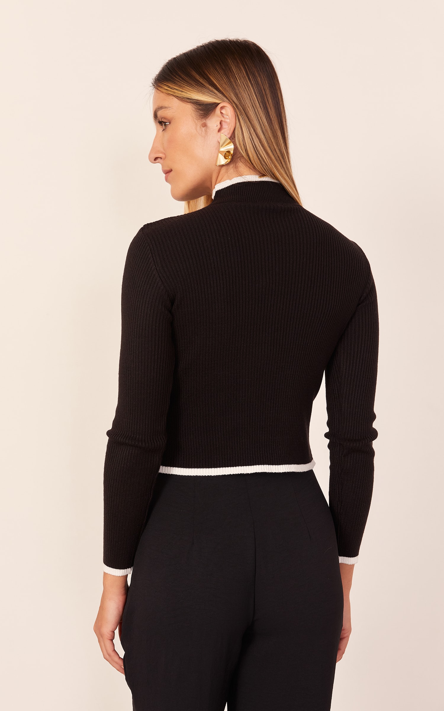 Blusa Tricot Canelada Manga Longa Preto e Off