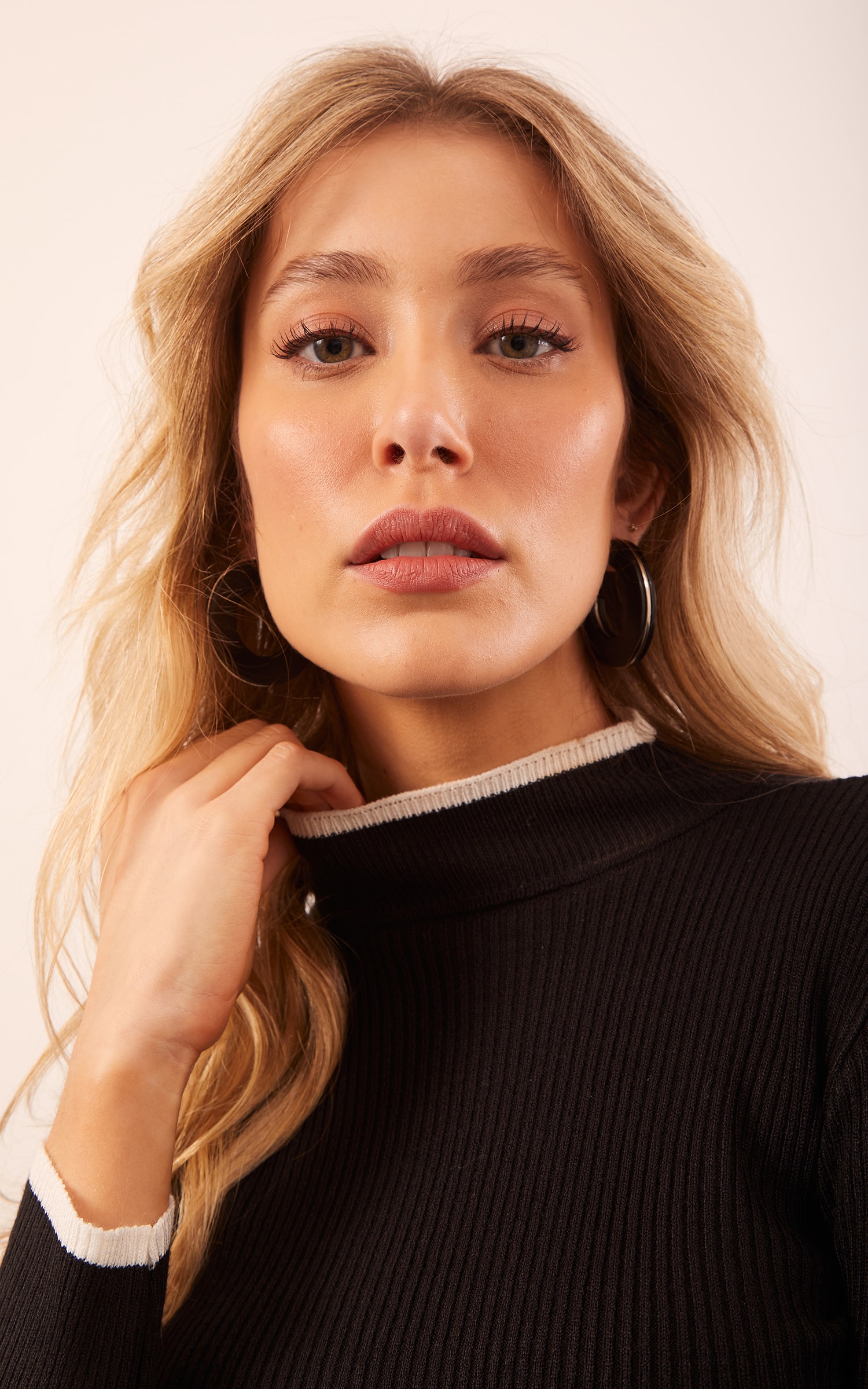 Blusa Tricot Canelada Manga Longa Preto e Off