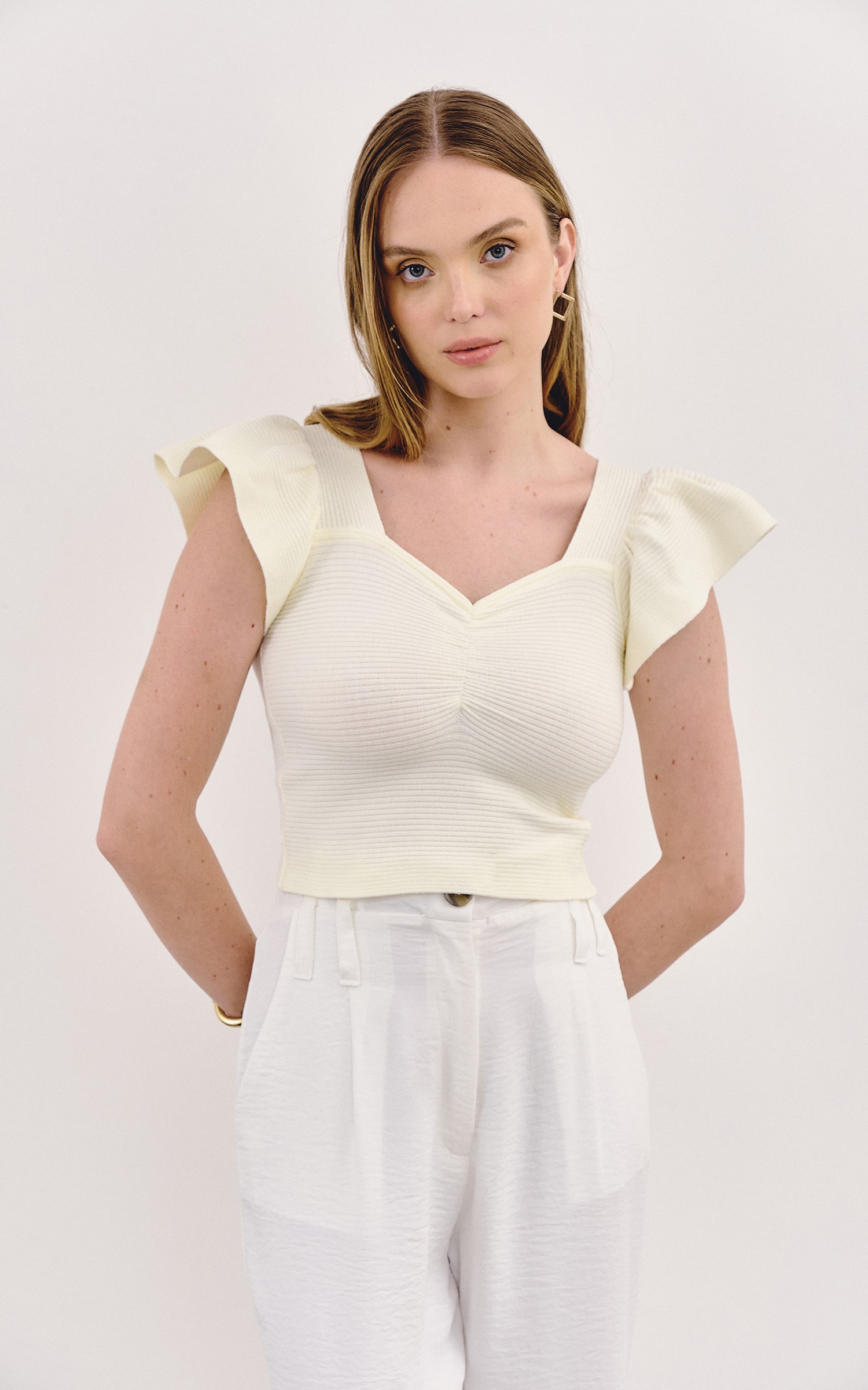 Blusa Tricot Decote Coração Babados Off White