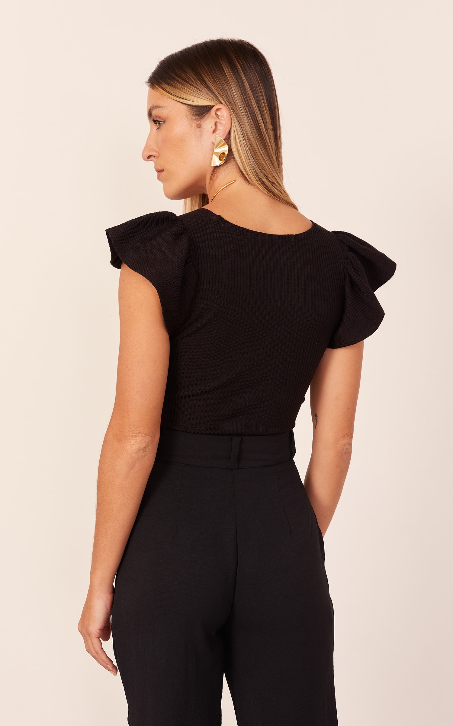 Blusa Tricot Decote Coração Babados Preto