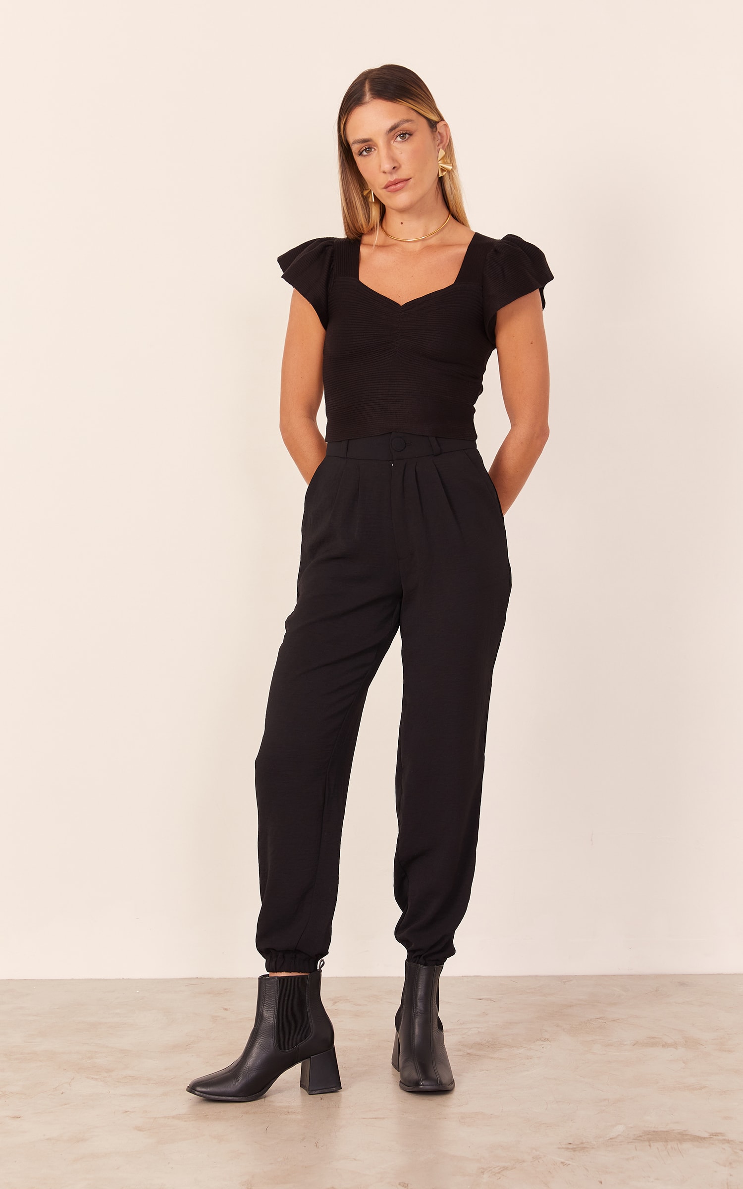 Blusa Tricot Decote Coração Babados Preto