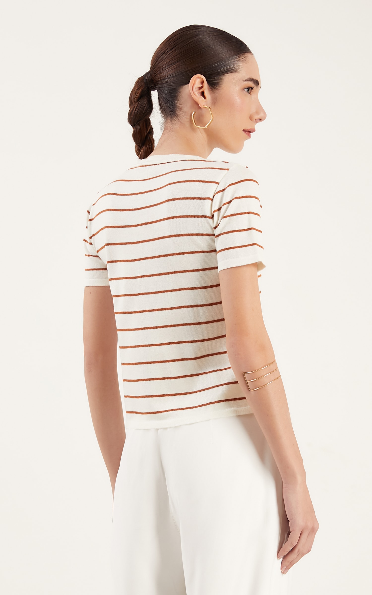 Blusa Tricot Listra Basic Off e Caramelo