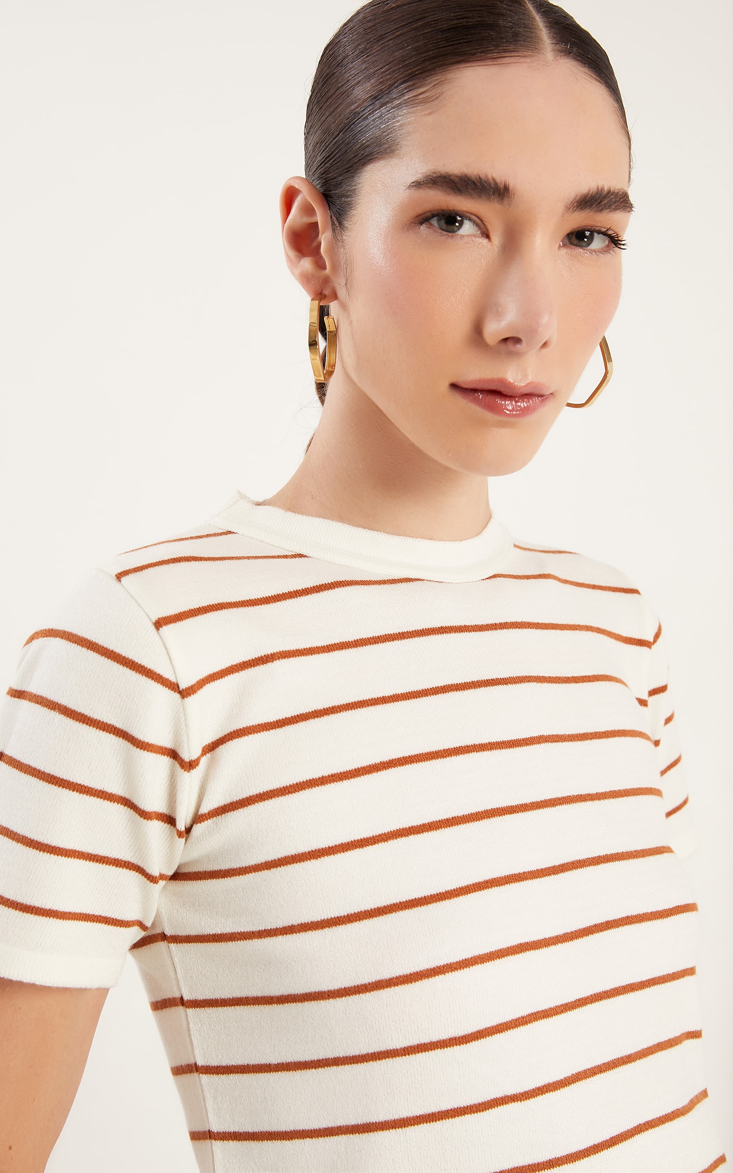 Blusa Tricot Listra Basic Off e Caramelo