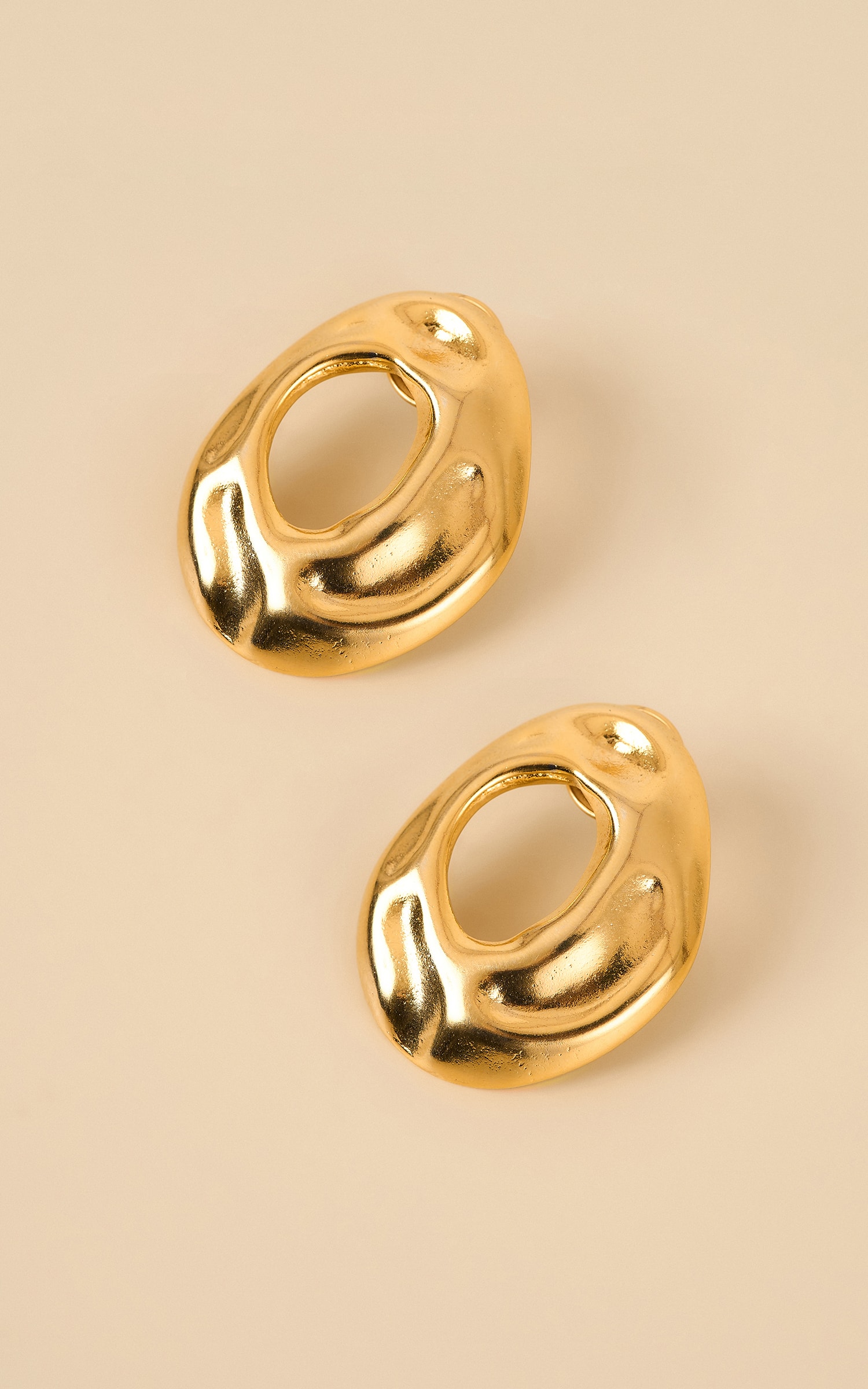 Brinco Oval Vazado Ouro