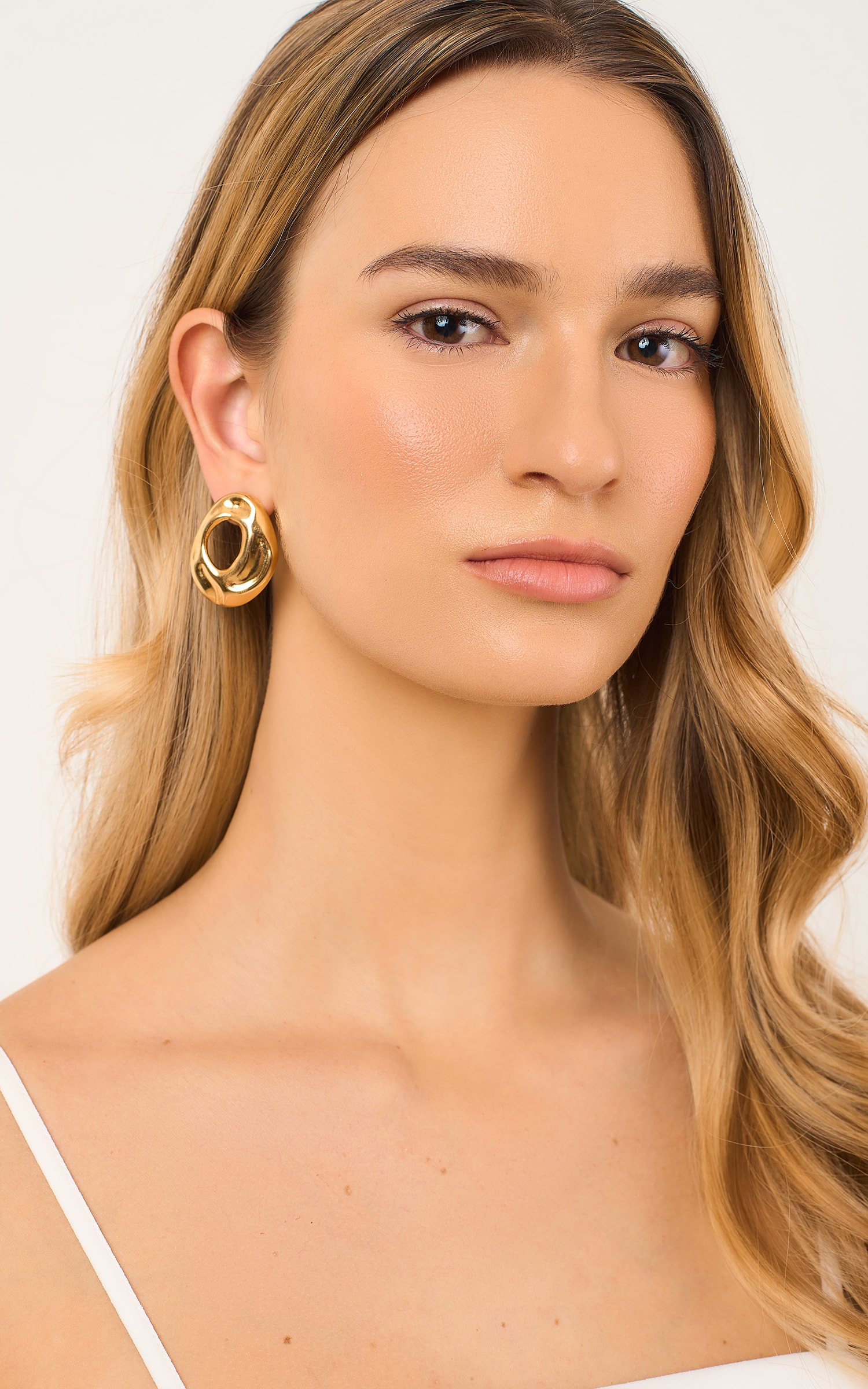 Brinco Oval Vazado Ouro