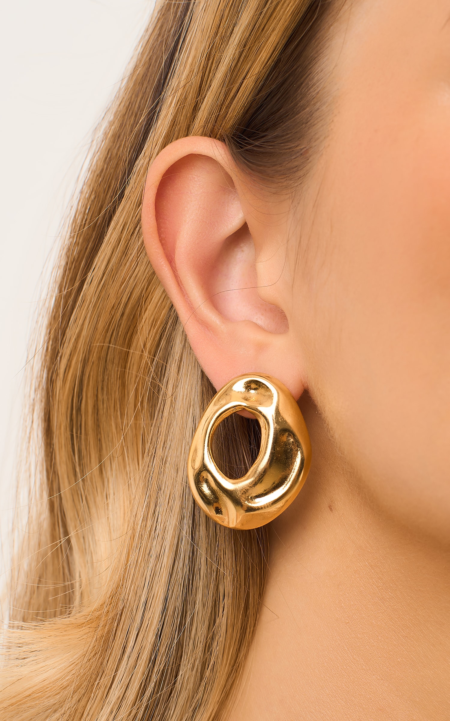 Brinco Oval Vazado Ouro
