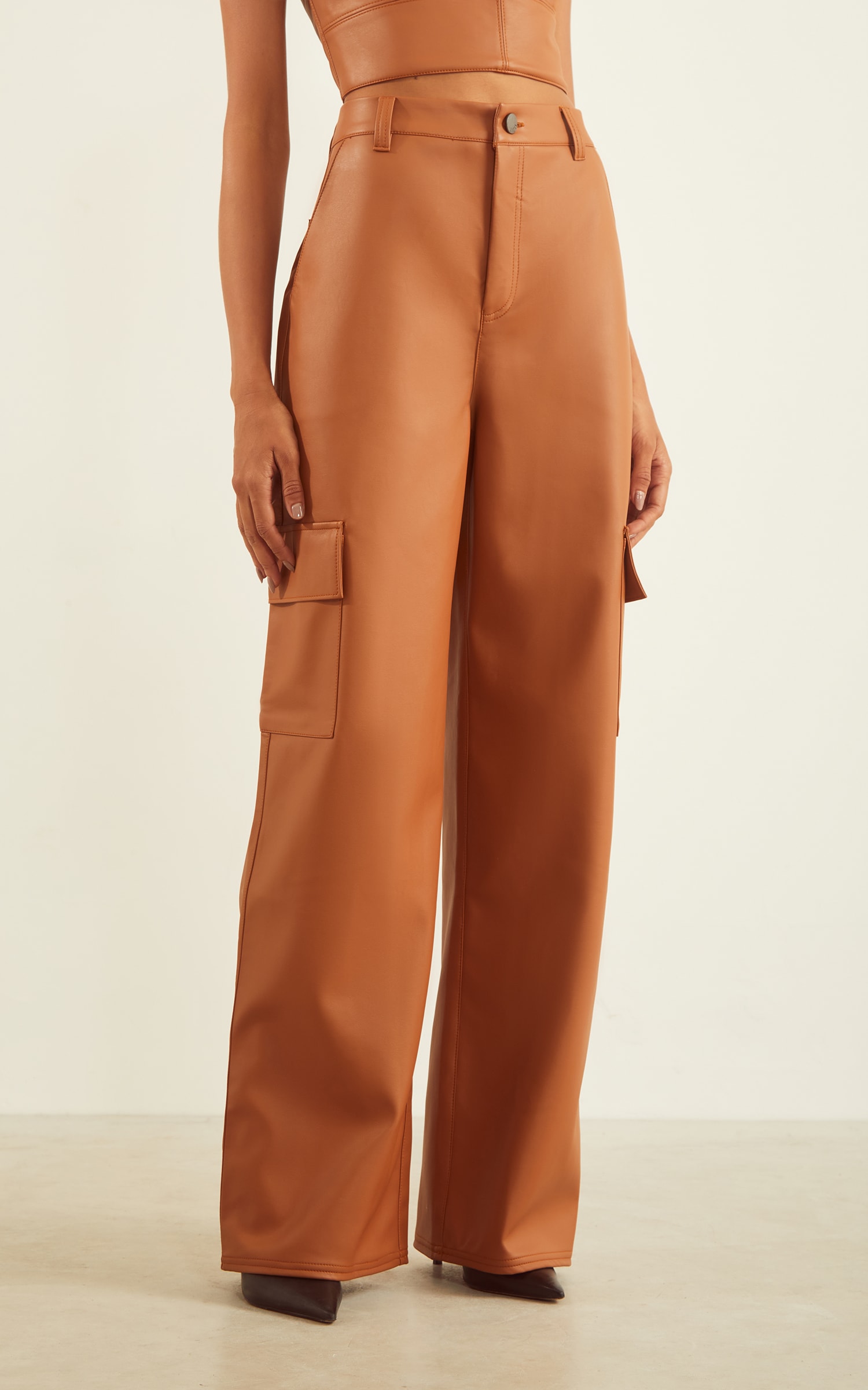 Calça Cargo like leather Caramelo