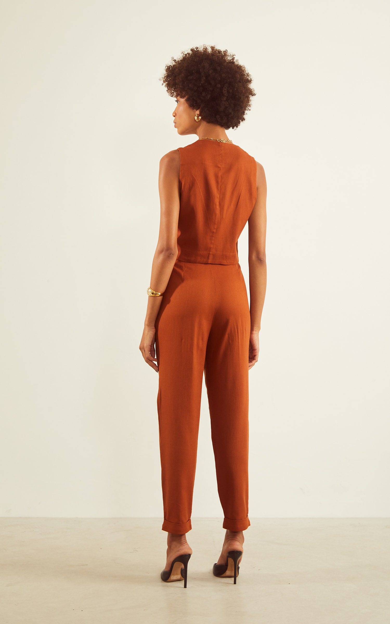 Calça Cenoura Amanhecer Detalhe Cós Caramelo