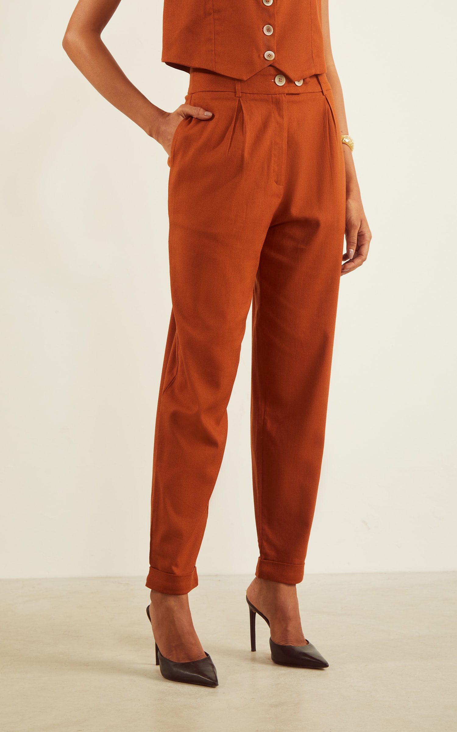 Calça Cenoura Amanhecer Detalhe Cós Caramelo