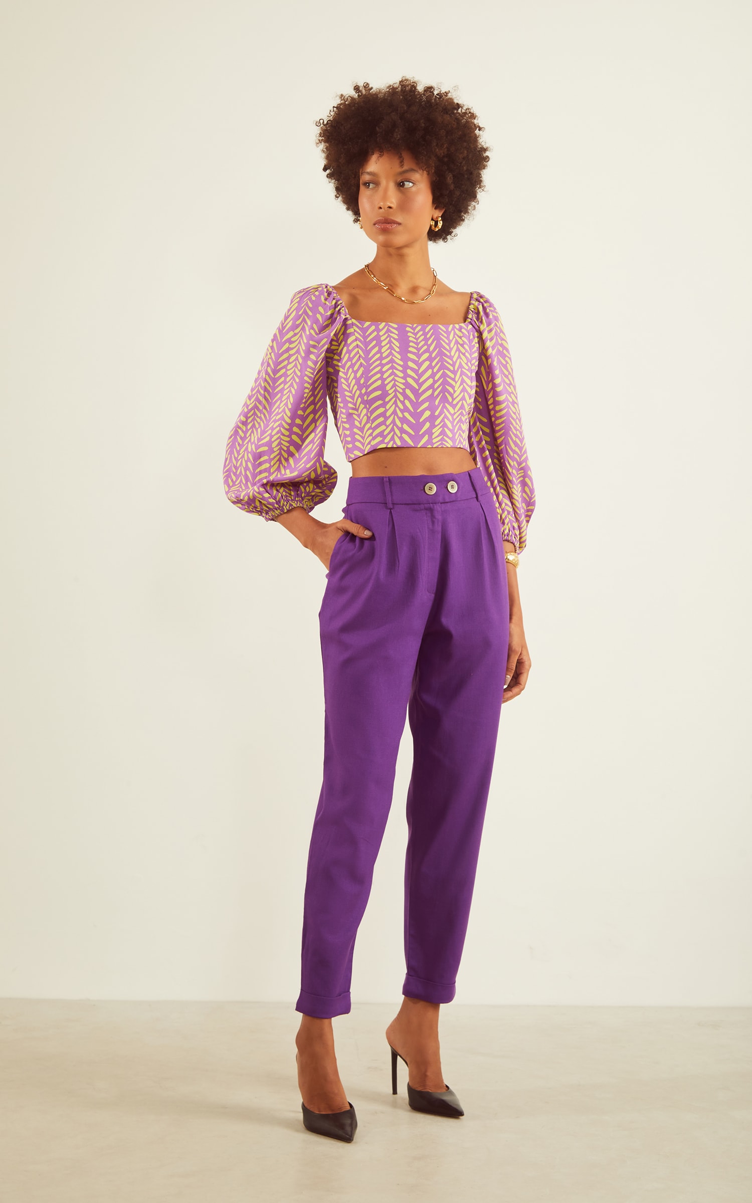 Calça Cenoura Amanhecer Detalhe Cós Roxo