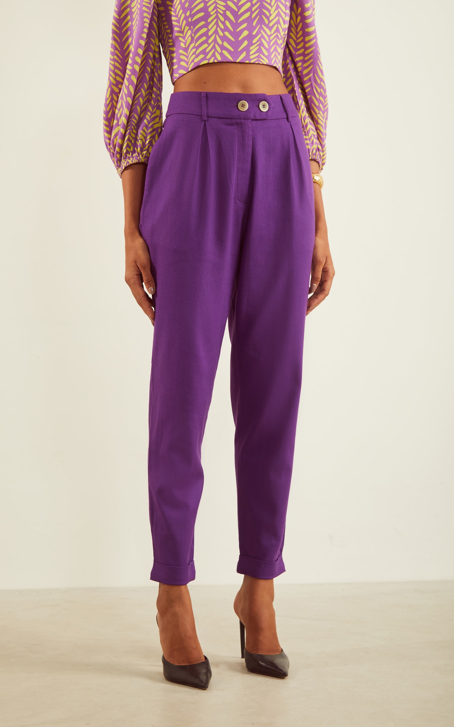 Calça Cenoura Amanhecer Detalhe Cós Roxo