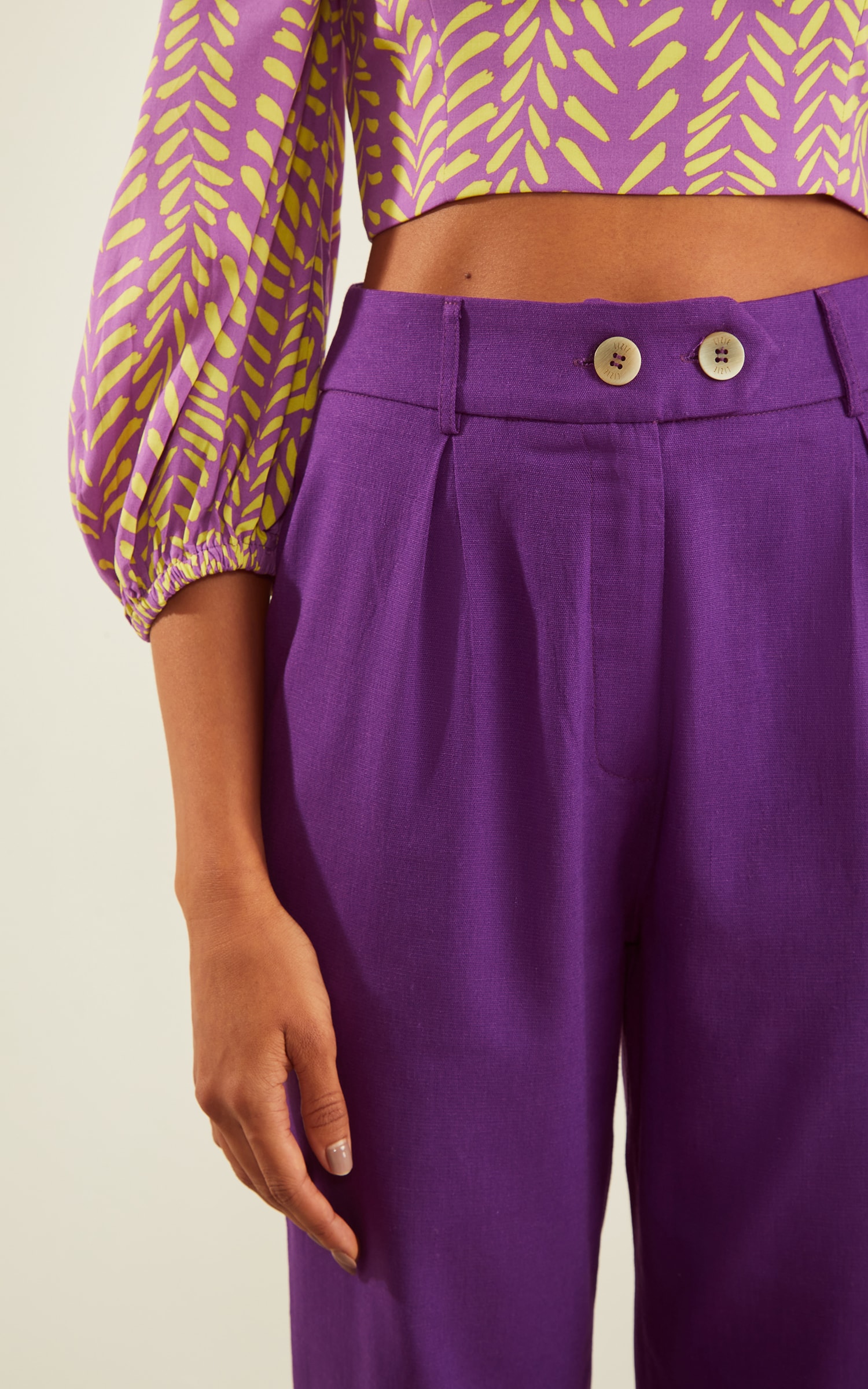 Calça Cenoura Amanhecer Detalhe Cós Roxo