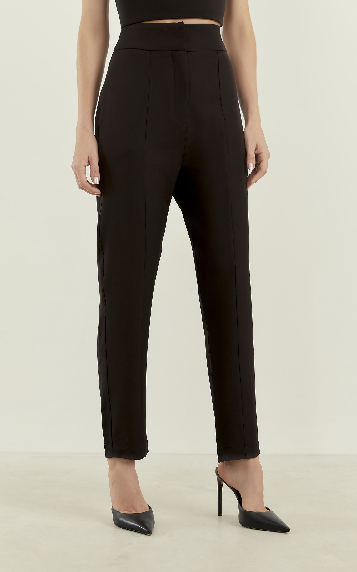 Calça Cenoura Dalia Preto