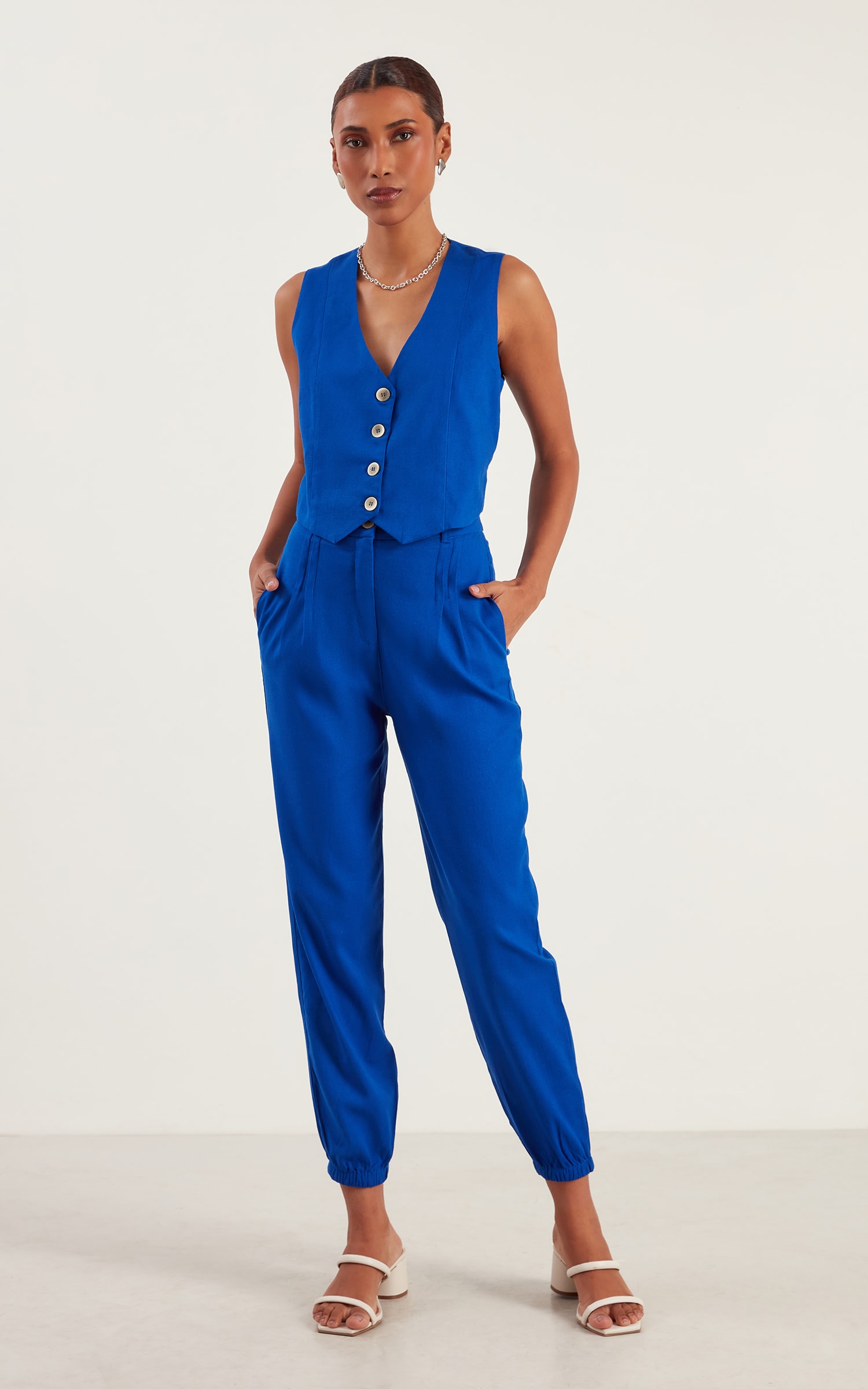 Calça Cenoura Pregas Encantar Azul Royal