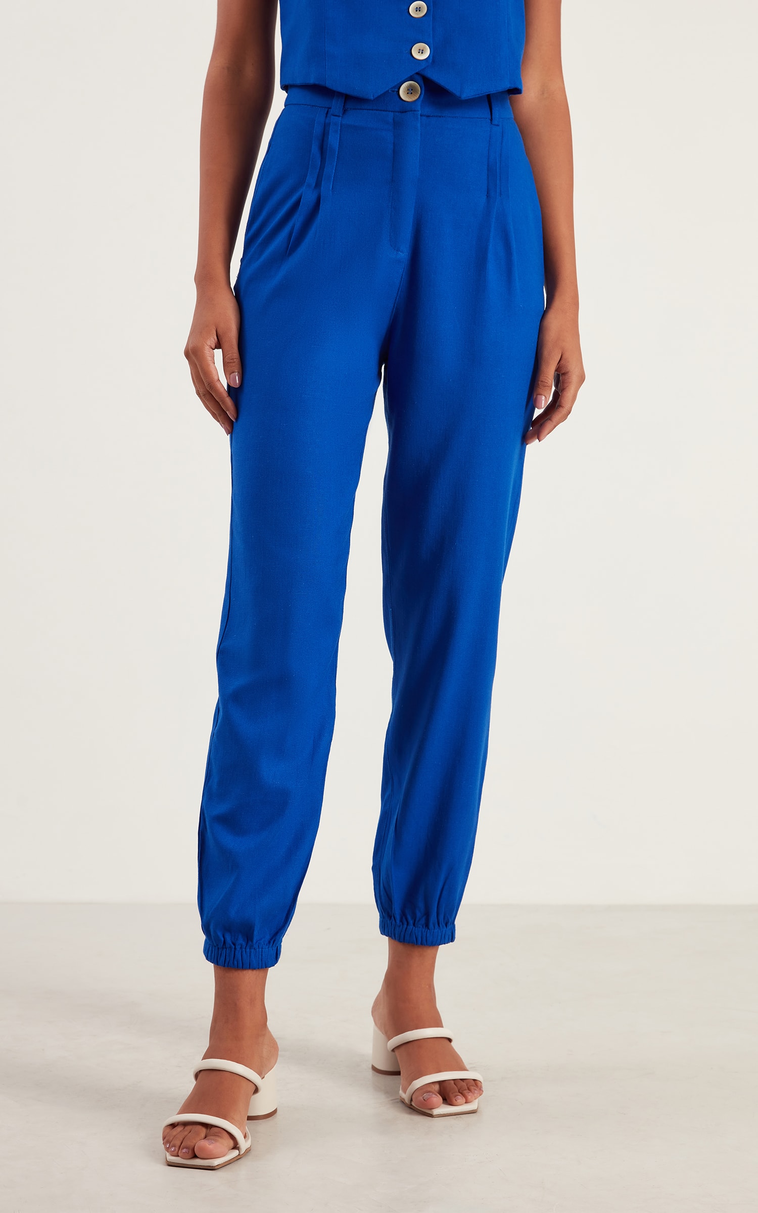 Calça Cenoura Pregas Encantar Azul Royal