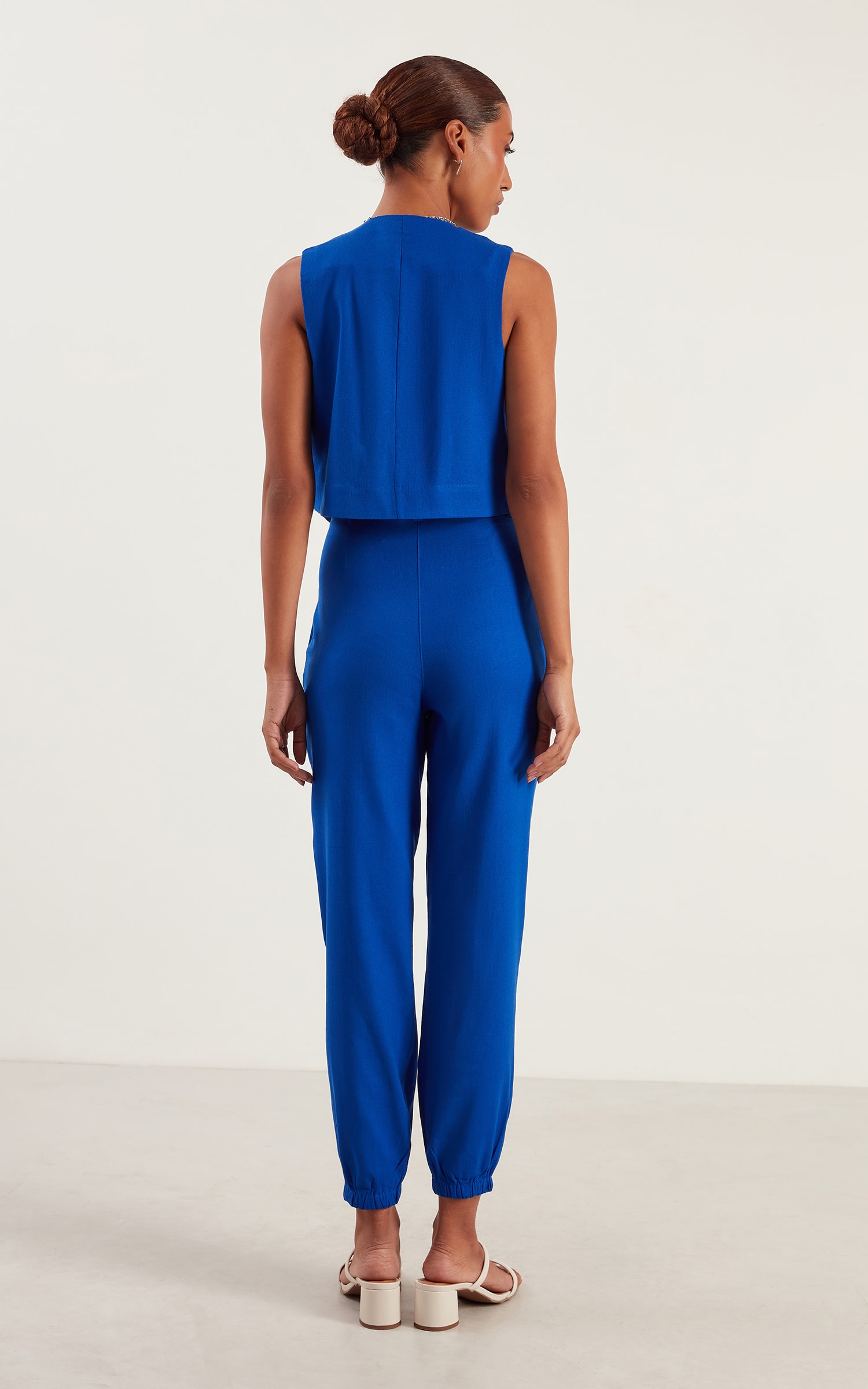 Calça Cenoura Pregas Encantar Azul Royal