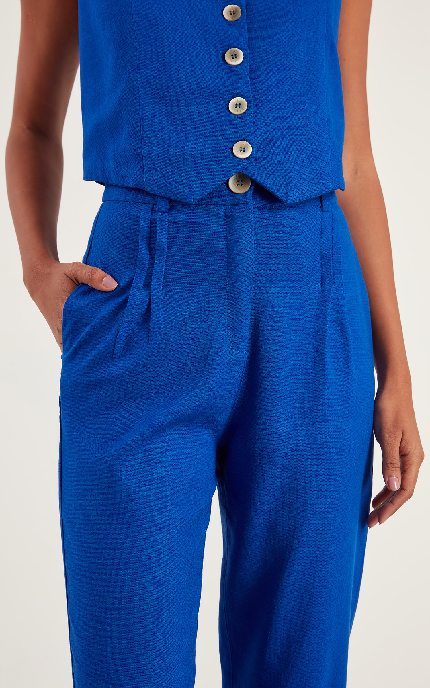 Calça Cenoura Pregas Encantar Azul Royal