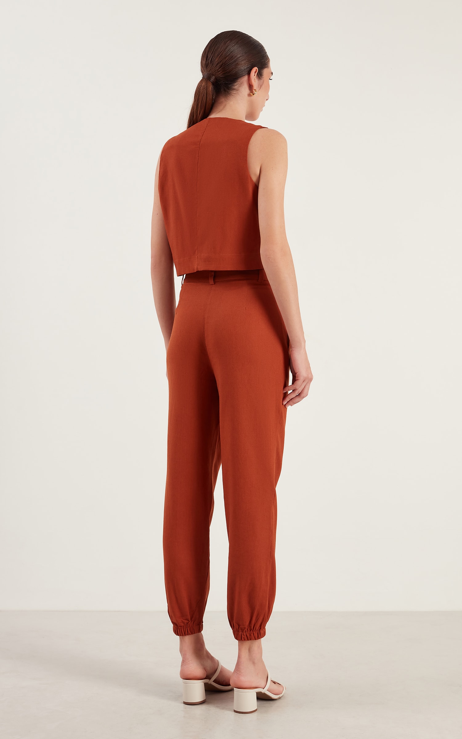 Calça Cenoura Pregas Encantar Caramelo