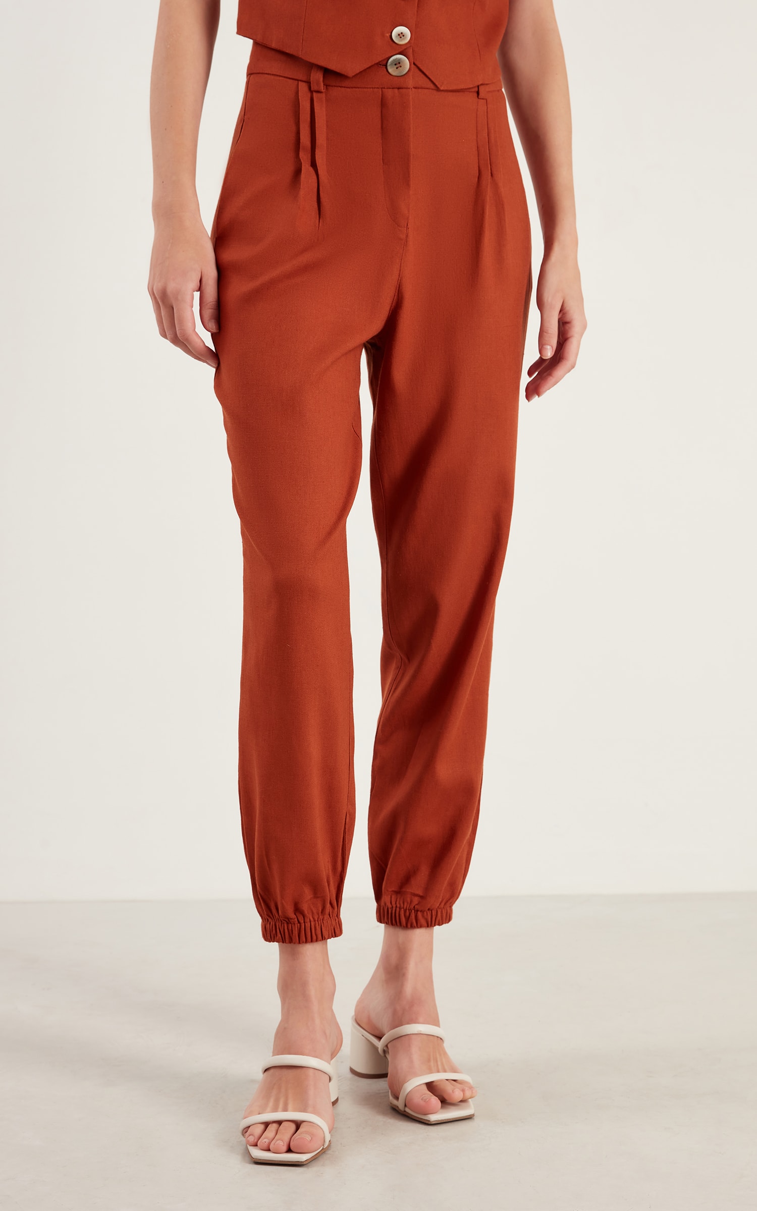 Calça Cenoura Pregas Encantar Caramelo
