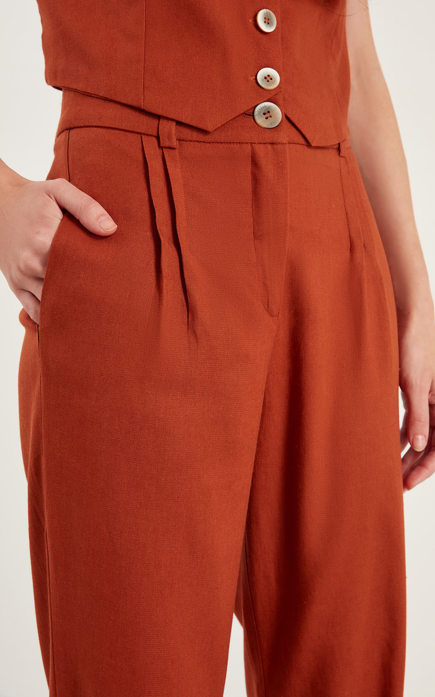 Calça Cenoura Pregas Encantar Caramelo