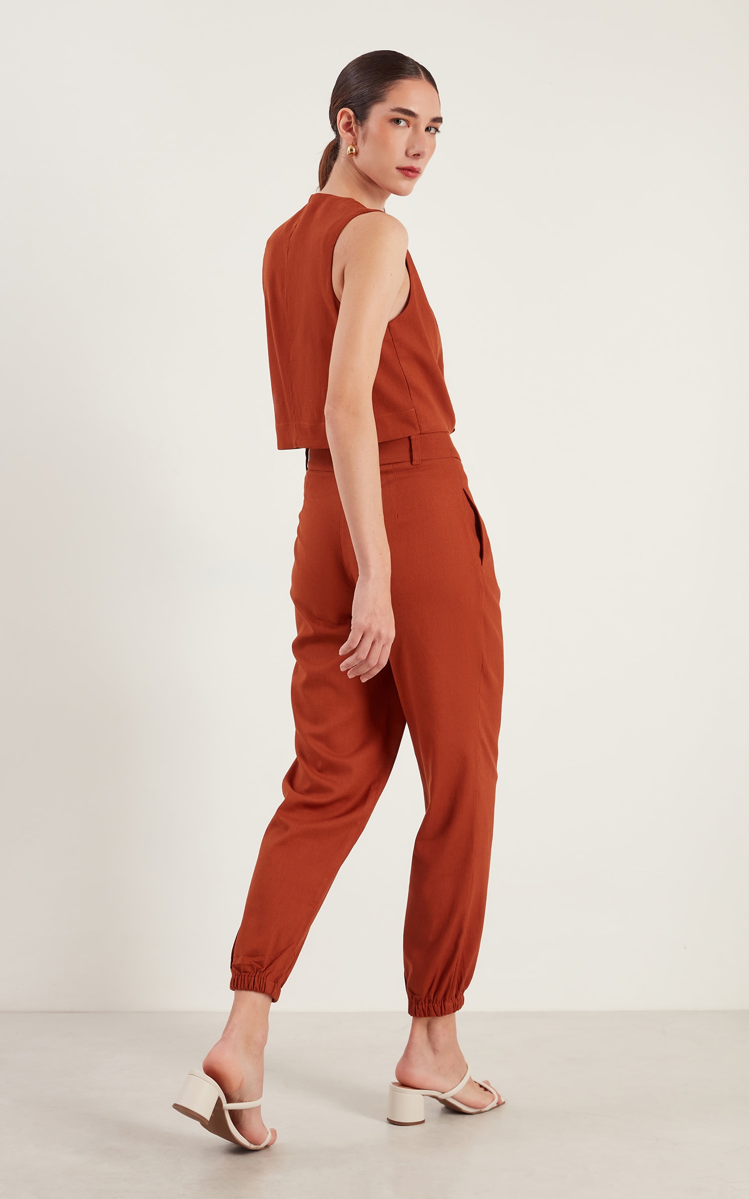 Calça Cenoura Pregas Encantar Caramelo